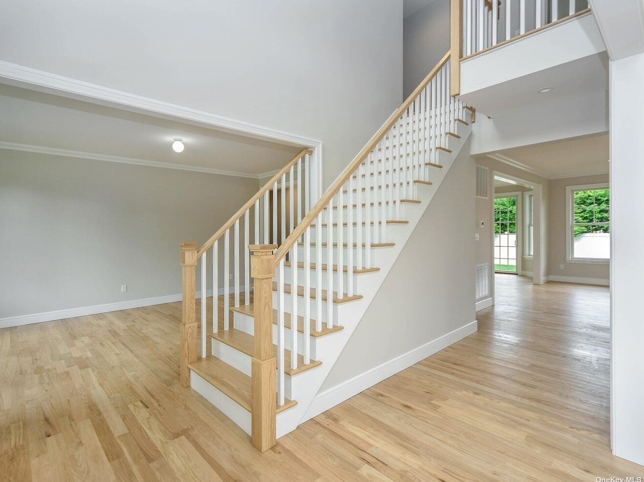 131 Cow Neck Rd, Port Washington NY  11050-1143 exterior