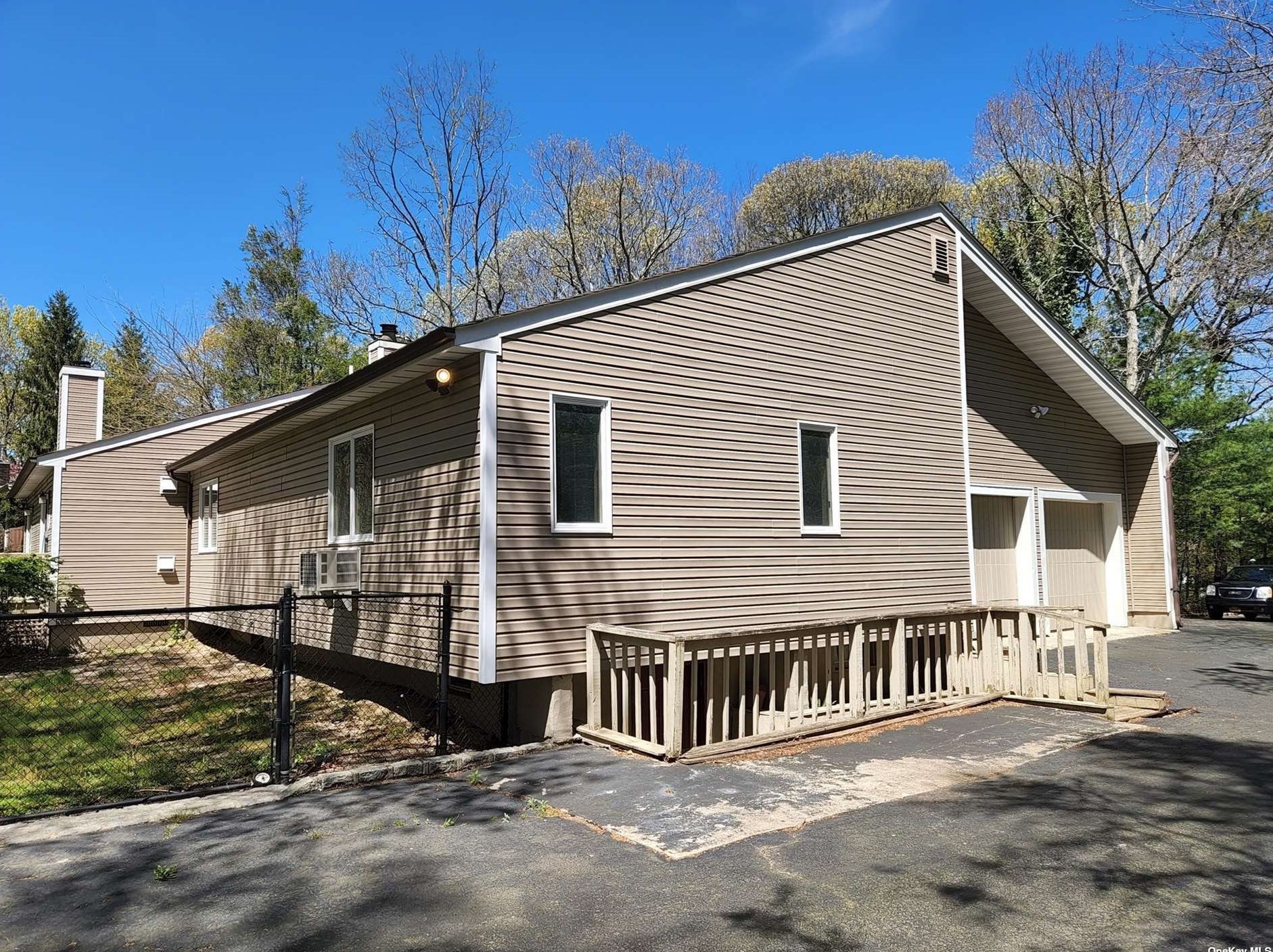 292 Holbrook Rd, Hauppauge NY  11779-1813 exterior