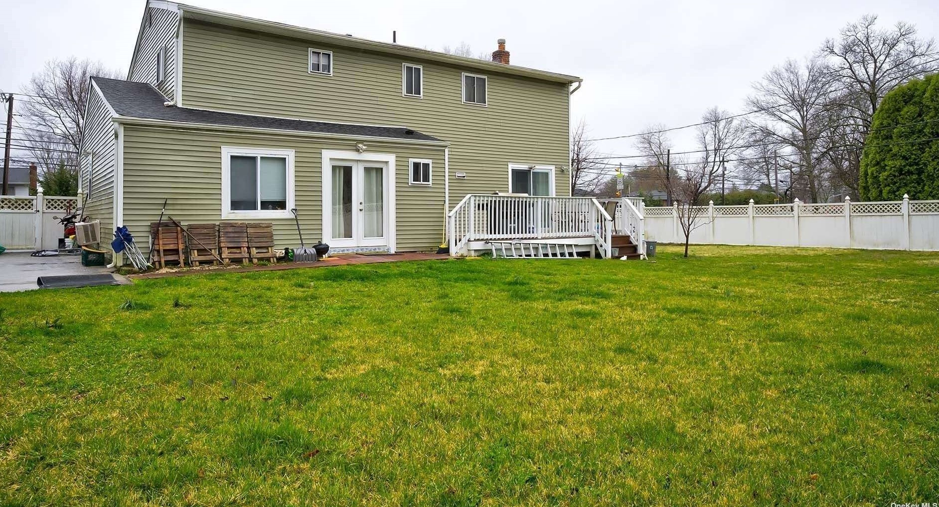 614 Woodbury Rd, Hicksville NY 11803-1012 exterior