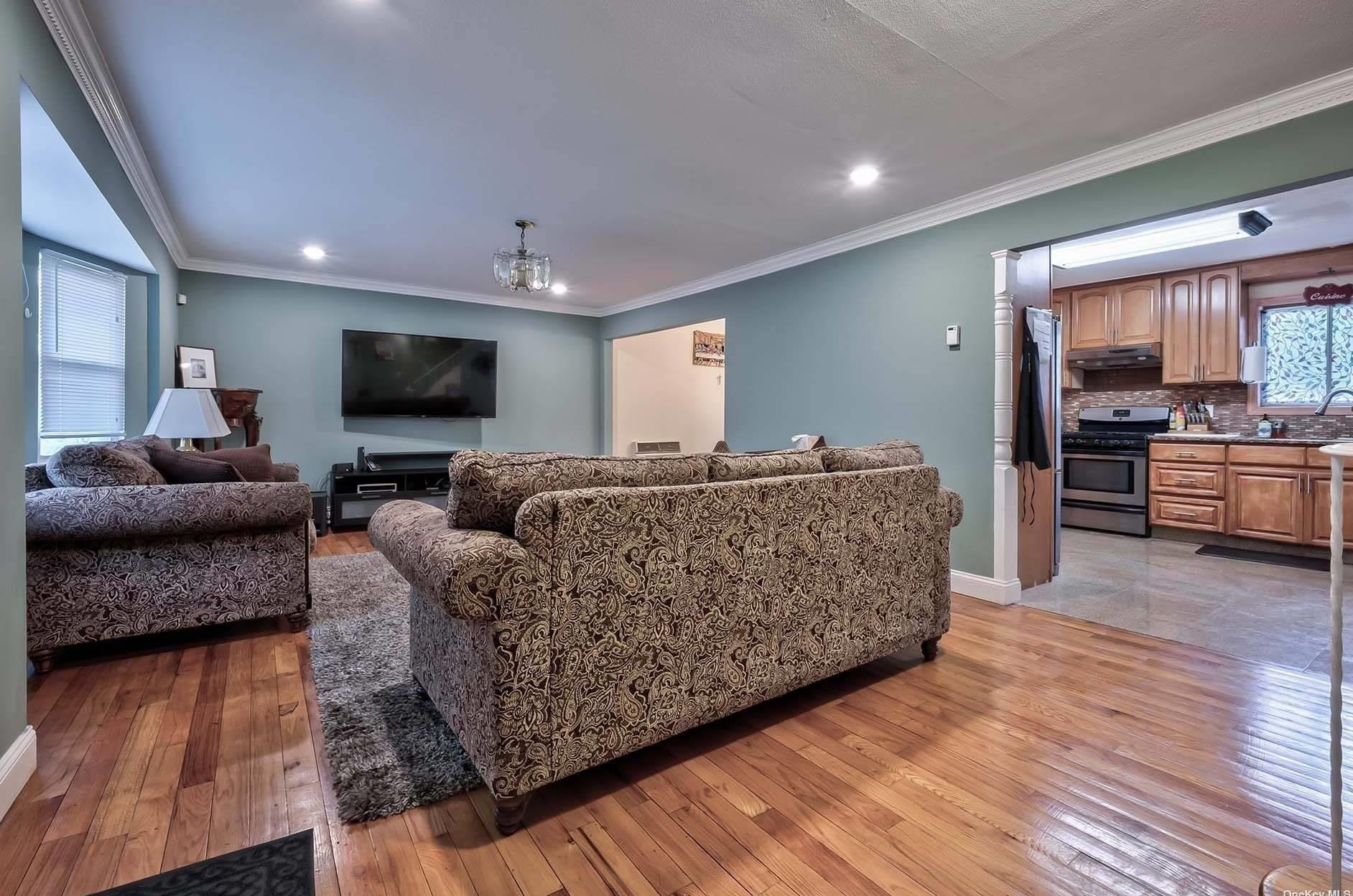 614 Woodbury Rd, Hicksville NY 11803-1012 exterior