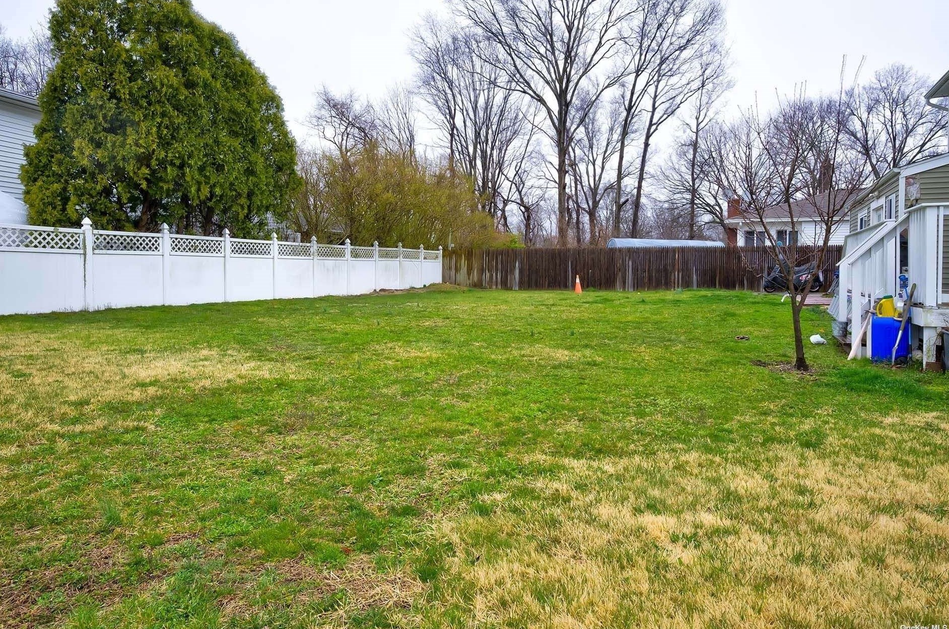 614 Woodbury Rd, Hicksville NY 11803-1012 exterior