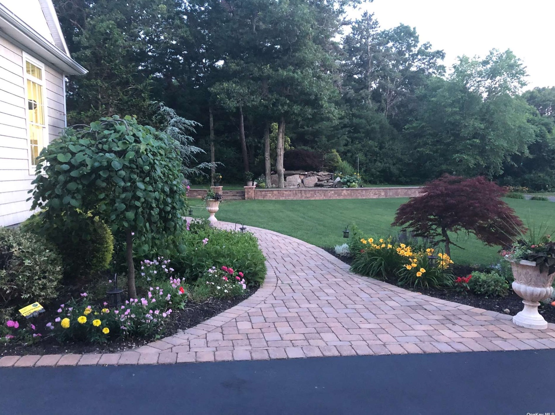 9 Wessel Ln, Gordon Heights NY  11763-3510 exterior