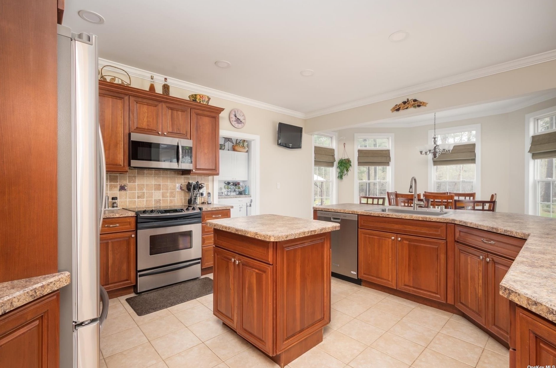 9 Wessel Ln, Gordon Heights NY  11763-3510 exterior