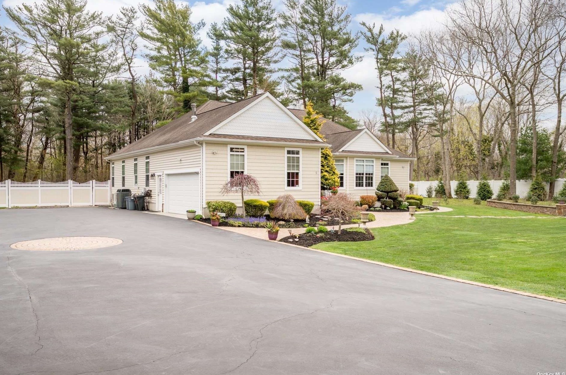 9 Wessel Ln, Gordon Heights NY  11763-3509 exterior