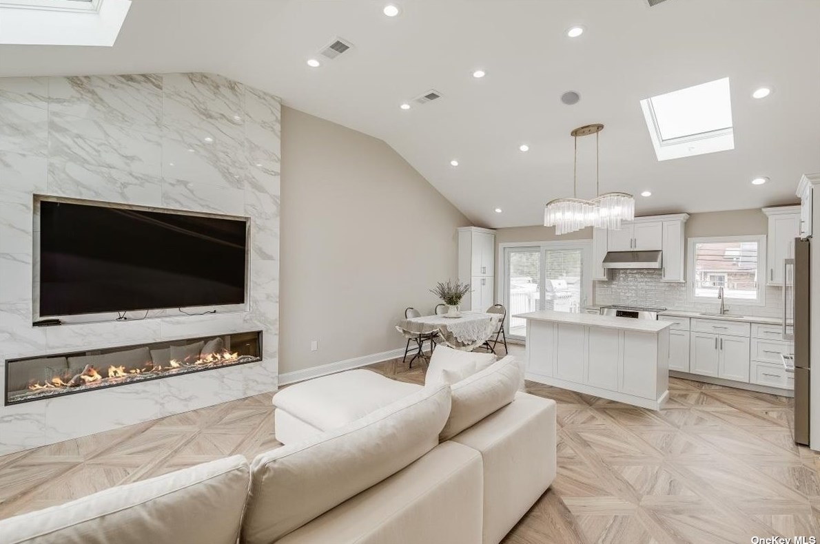 28 Clark St, Hicksville NY  11803-5114 exterior