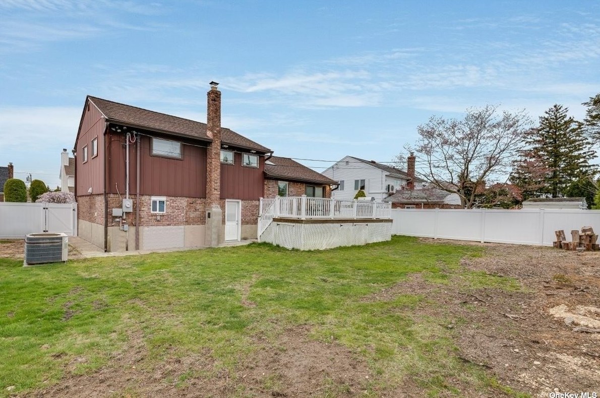 28 Clark St, Hicksville NY  11803-5114 exterior