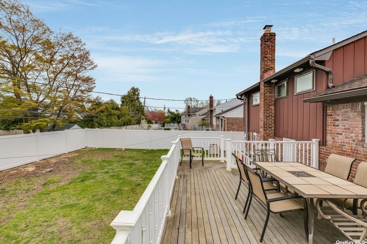 28 Clark St, Hicksville NY  11803-5114 exterior