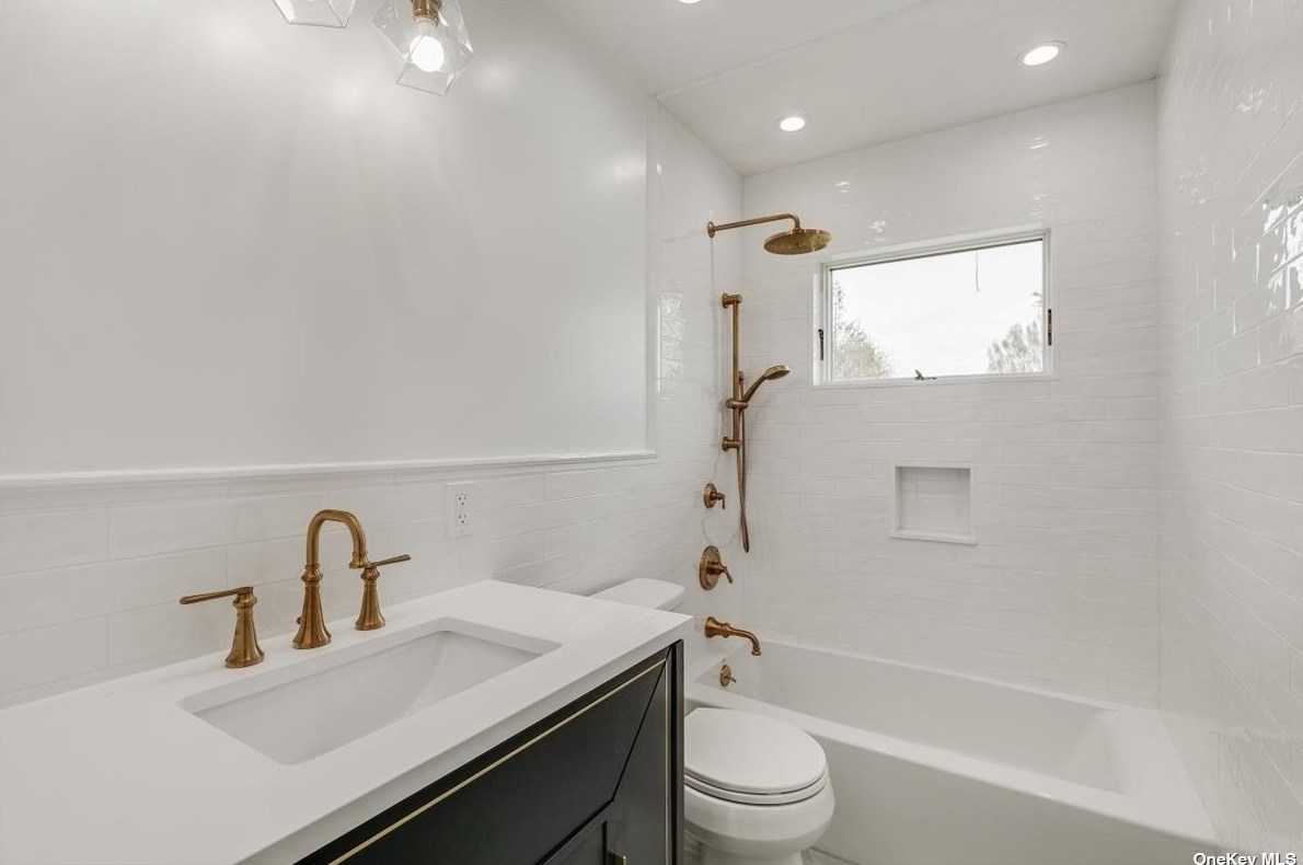 28 Clark St, Hicksville NY  11803-5114 exterior