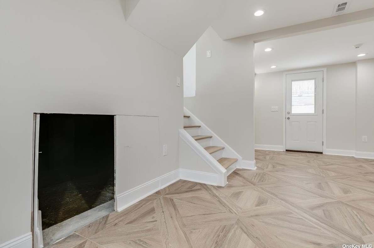 28 Clark St, Hicksville NY  11803-5114 exterior