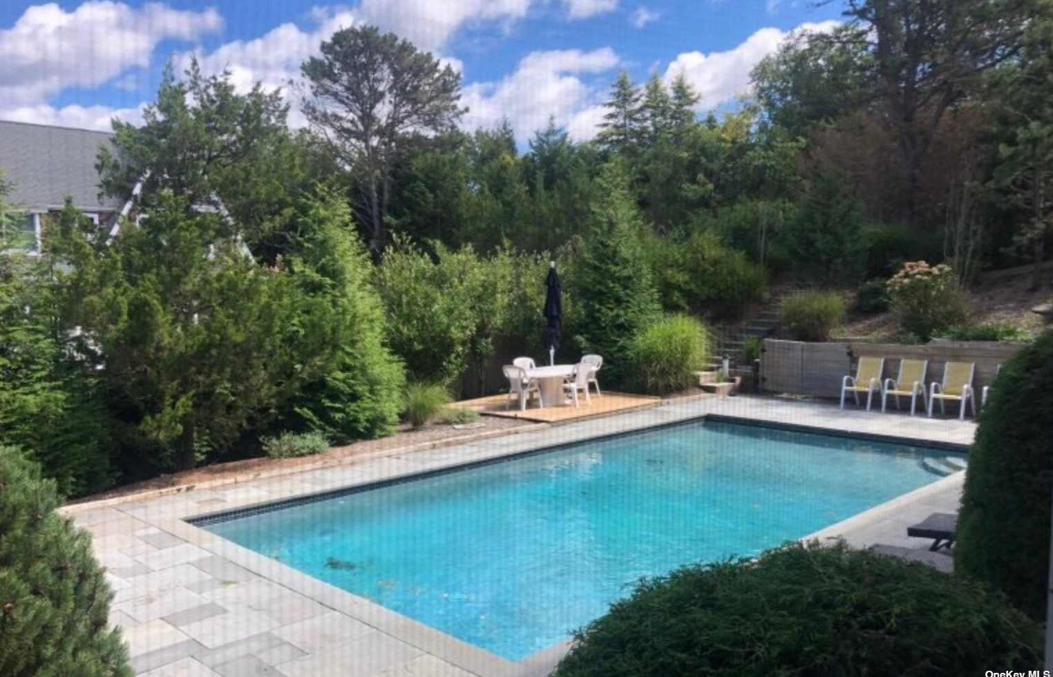 17 Oceanview Dr, South Hampton NY  11968-4215 exterior