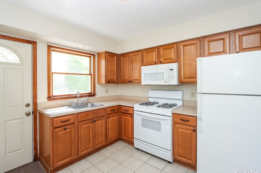 14 2nd St, Glen Cove NY  11542-3824 exterior