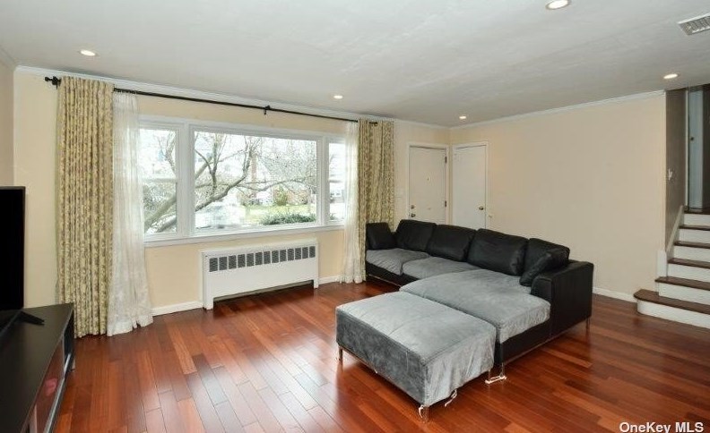 33 Ava Dr, Syosset NY  11791-3708 exterior
