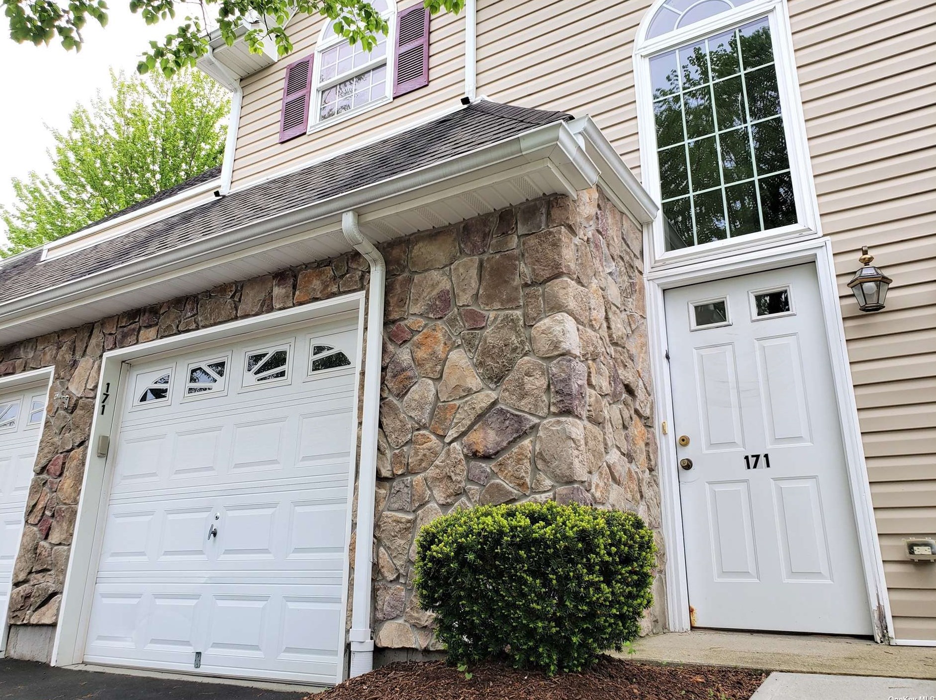 171 Larry Ln #171, Huntington Station, NY 11746