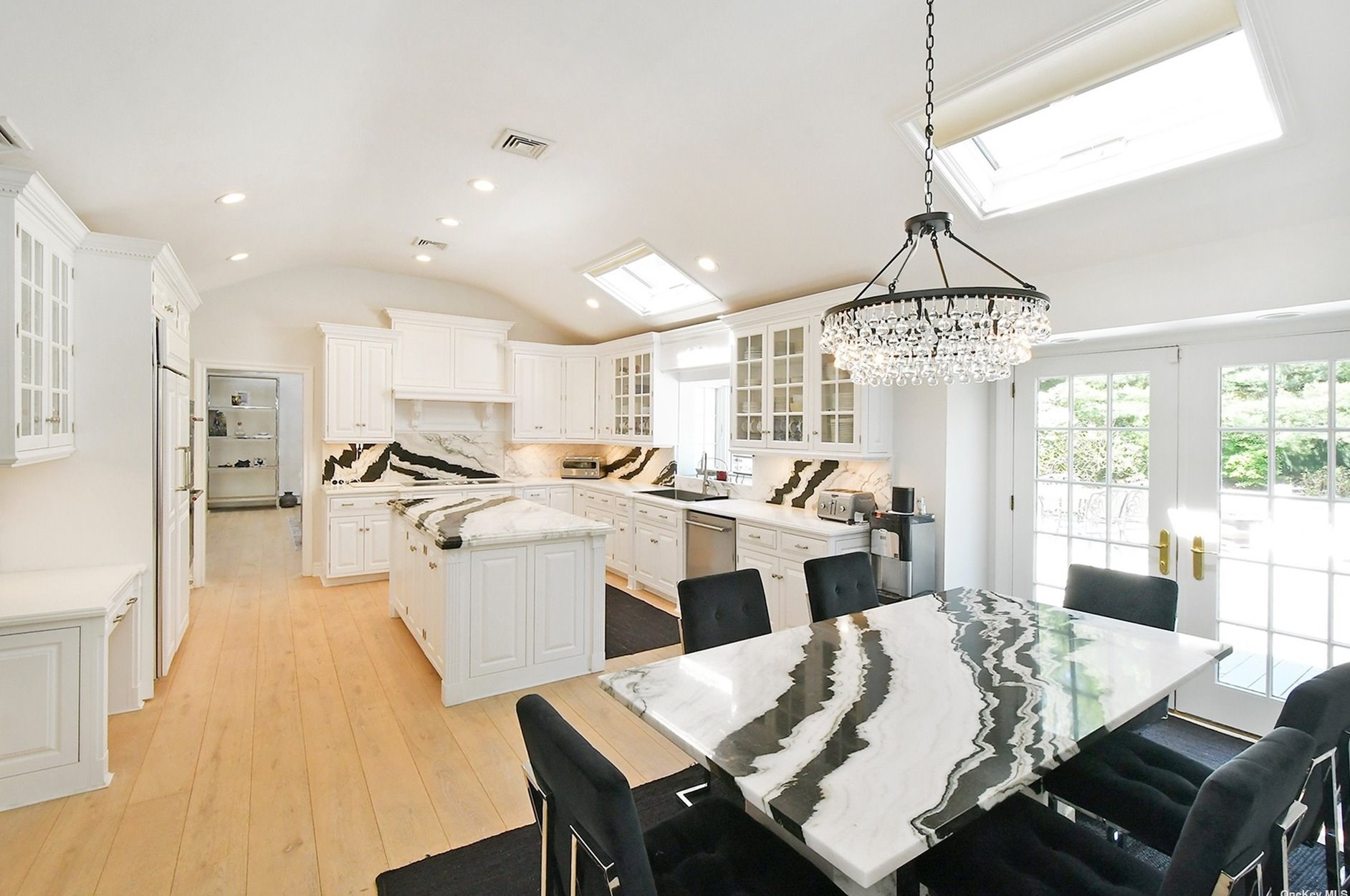 310 Annandale Dr, Syosset NY  11791-1001 exterior