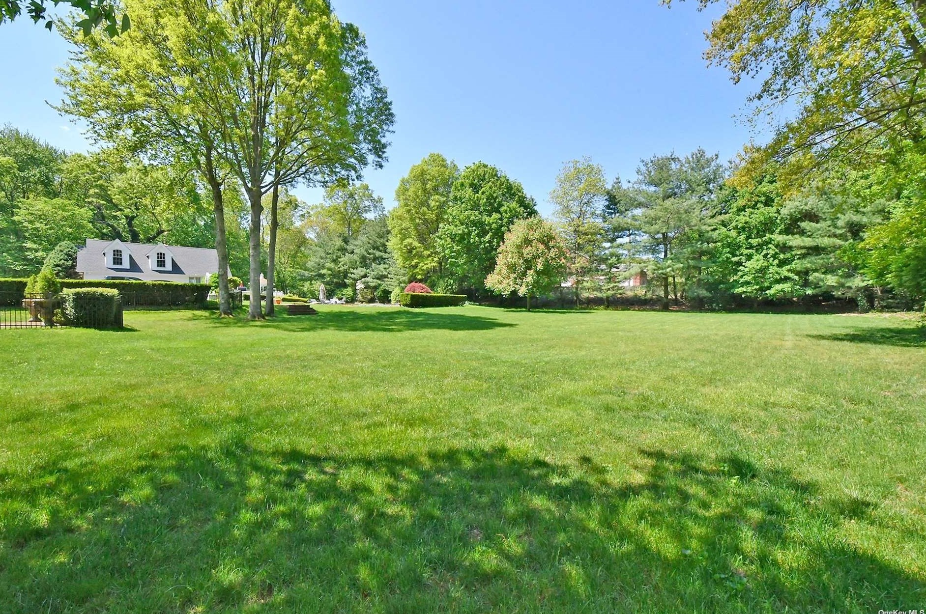 310 Annandale Dr, Syosset NY  11791-1001 exterior