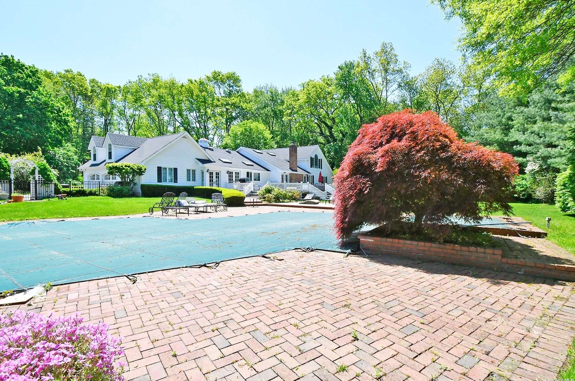 310 Annandale Dr, Syosset NY  11791-1001 exterior