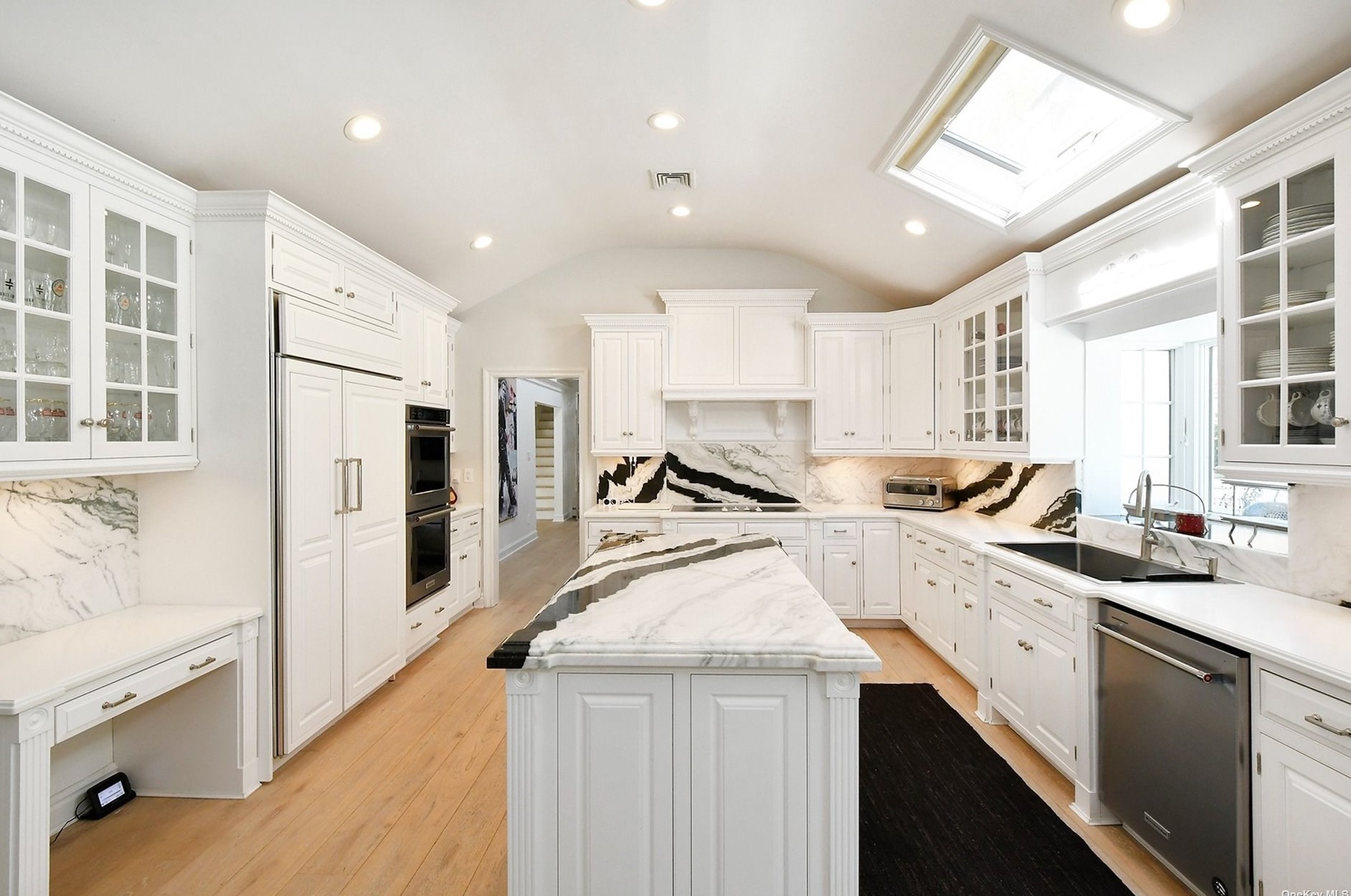 310 Annandale Dr, Syosset NY  11791-1001 exterior