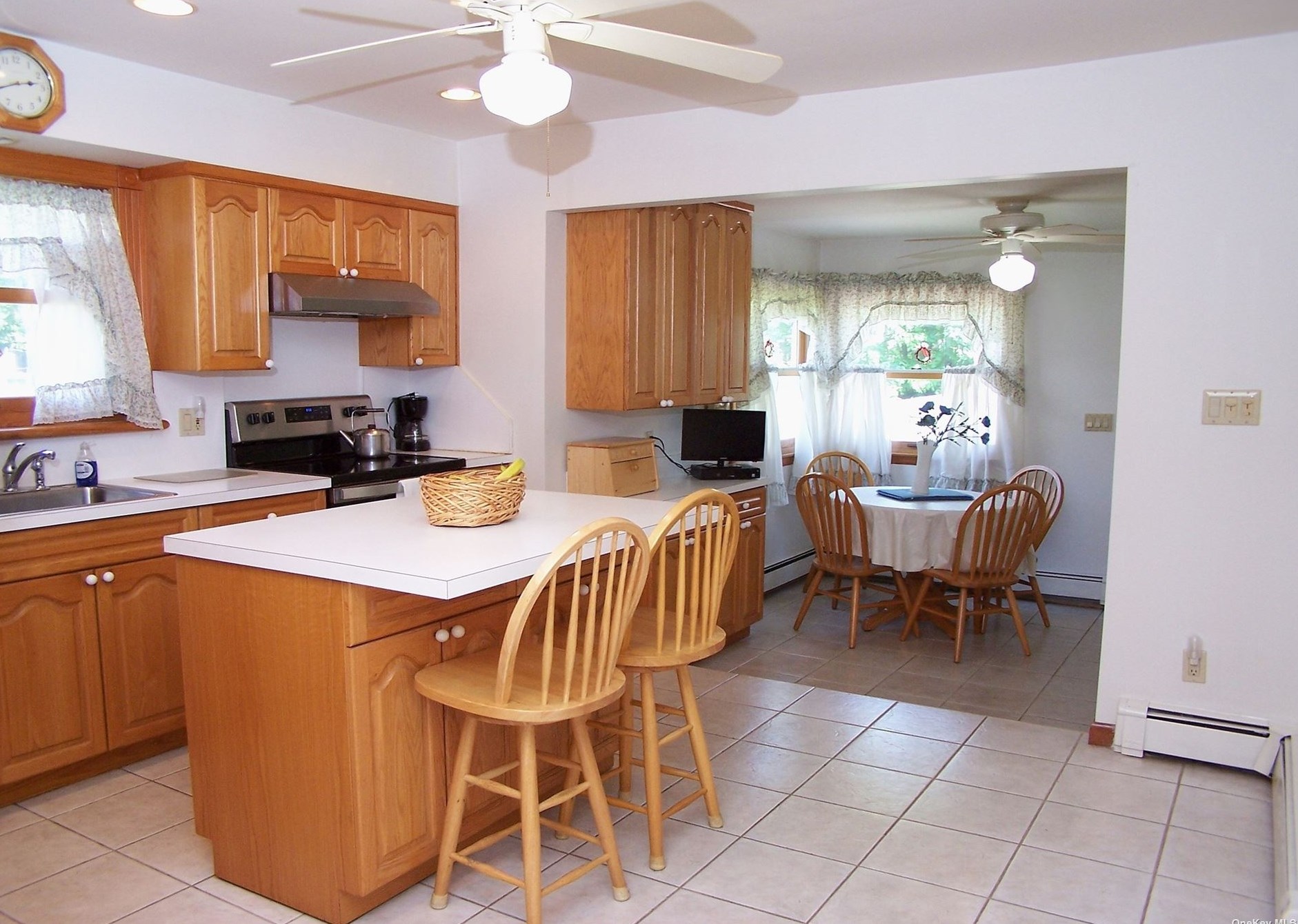 1947 Louis Kossuth Ave, Hauppauge NY 11779-6423 exterior