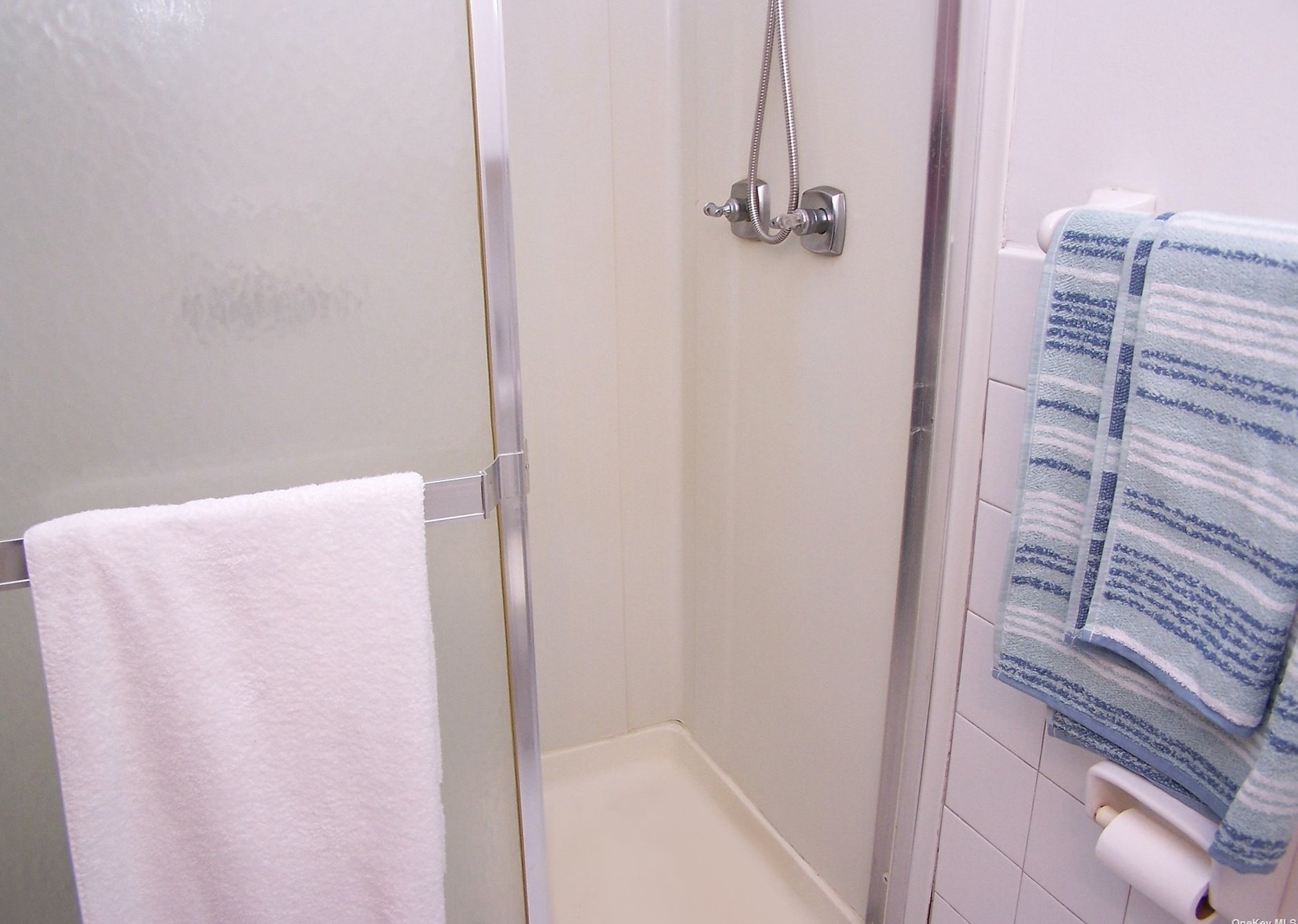 1947 Louis Kossuth Ave, Hauppauge NY 11779-6423 exterior