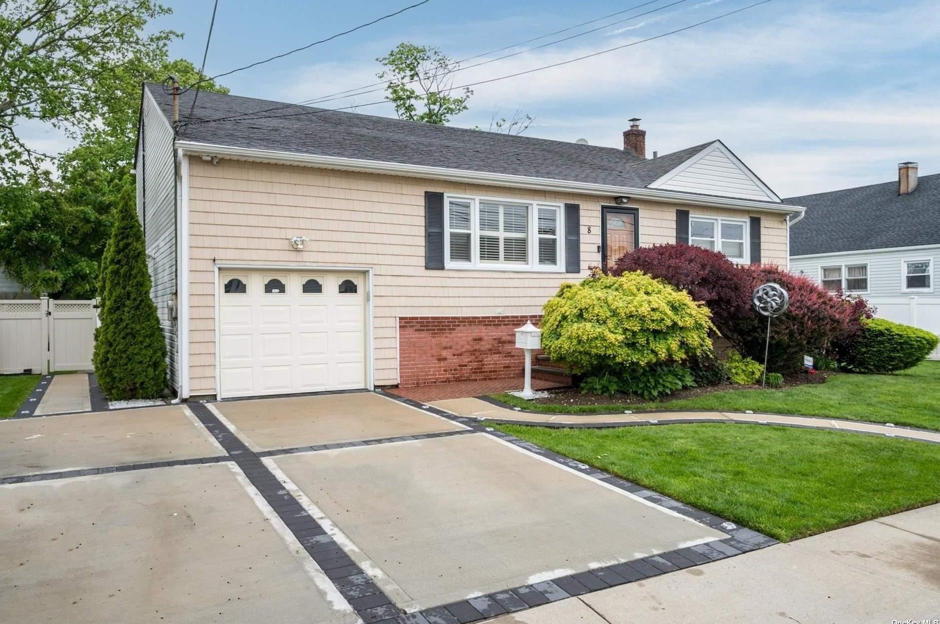 8 Noon Pl, Freeport NY  11520-5347 exterior