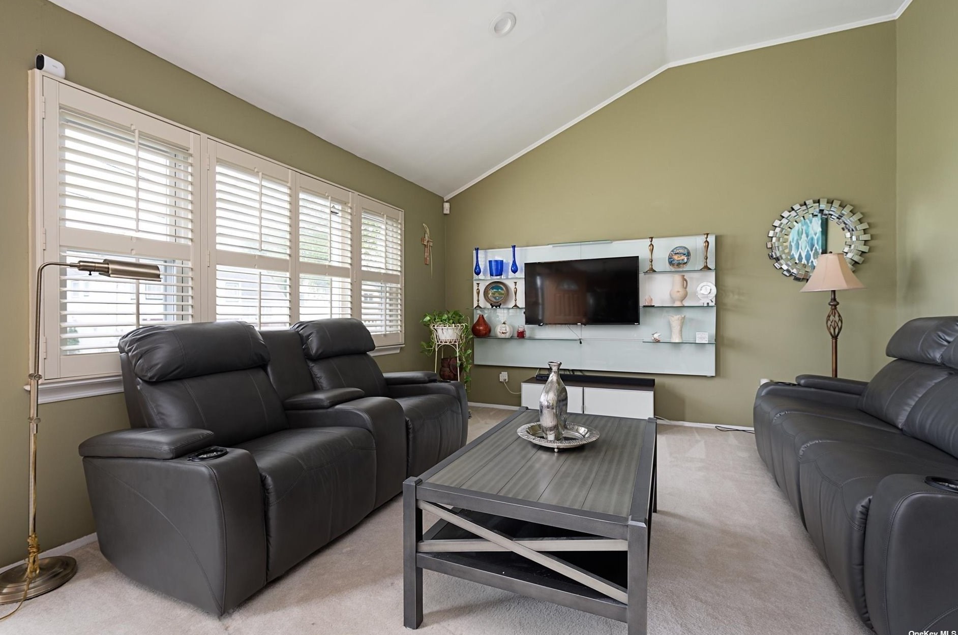 8 Noon Pl, Freeport NY  11520-5347 exterior