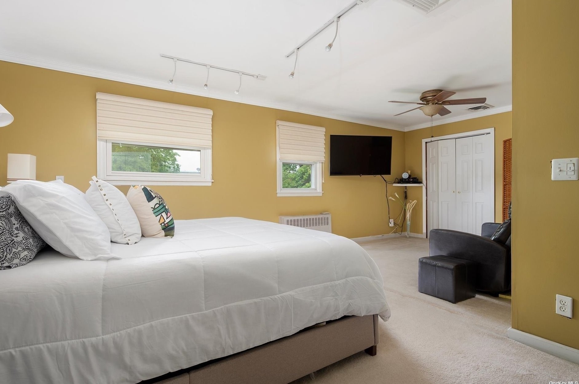 8 Noon Pl, Freeport NY  11520-5347 exterior