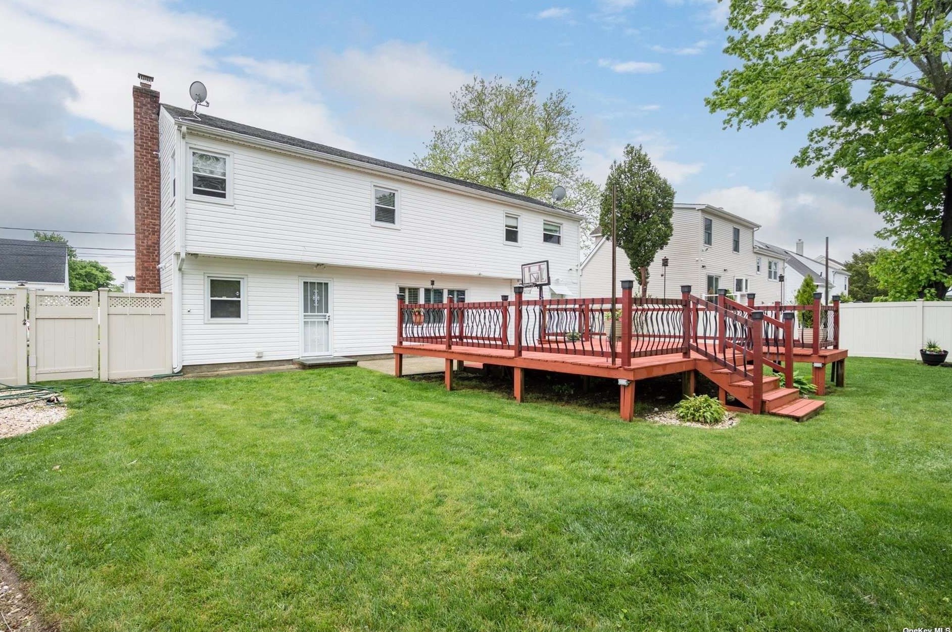 8 Noon Pl, Freeport NY  11520-5347 exterior