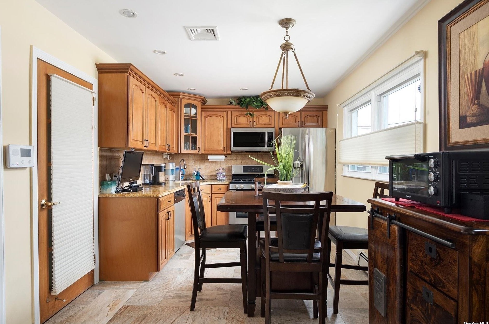 8 Noon Pl, Freeport NY  11520-5347 exterior