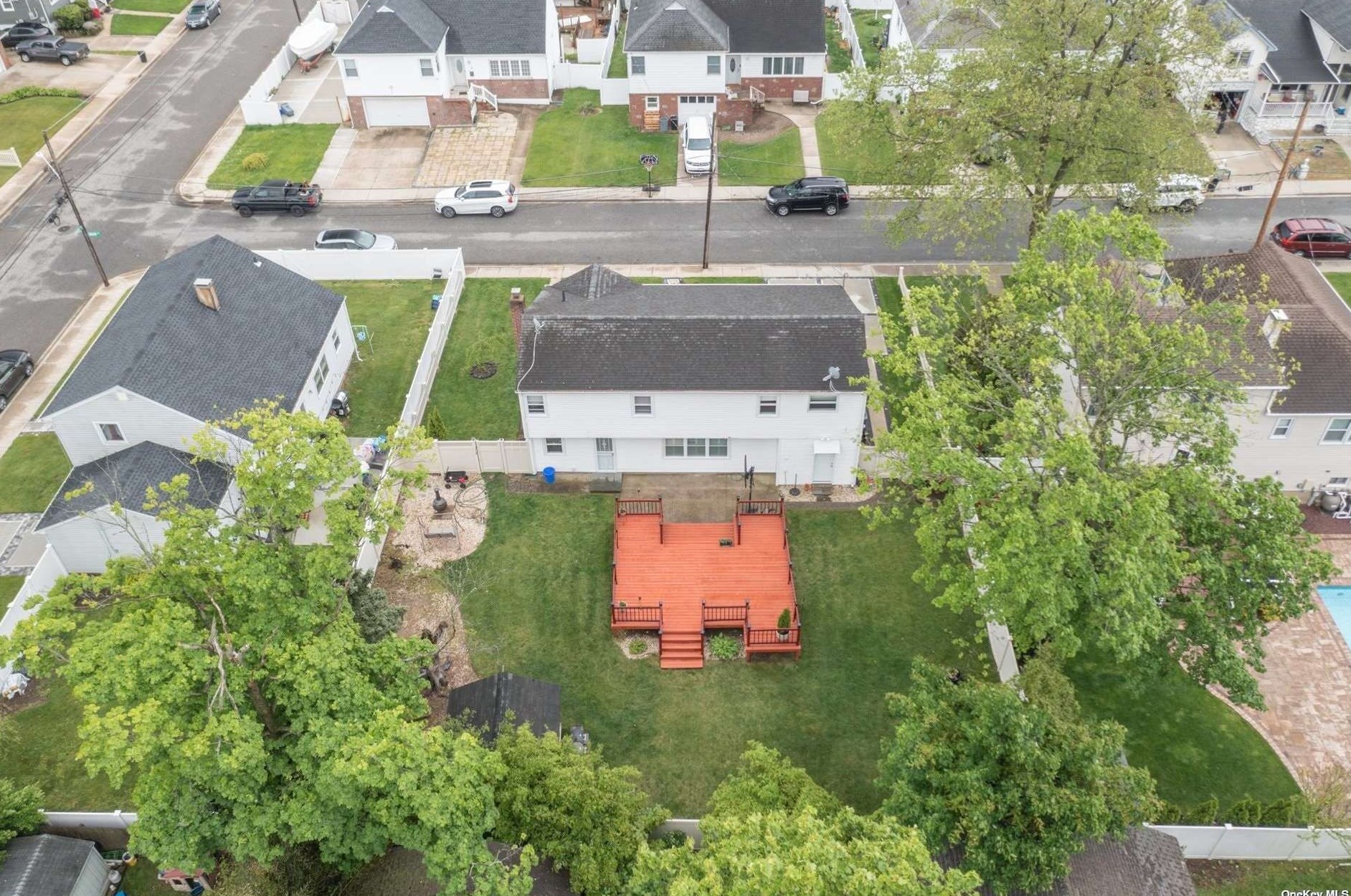 8 Noon Pl, Freeport NY  11520-5347 exterior