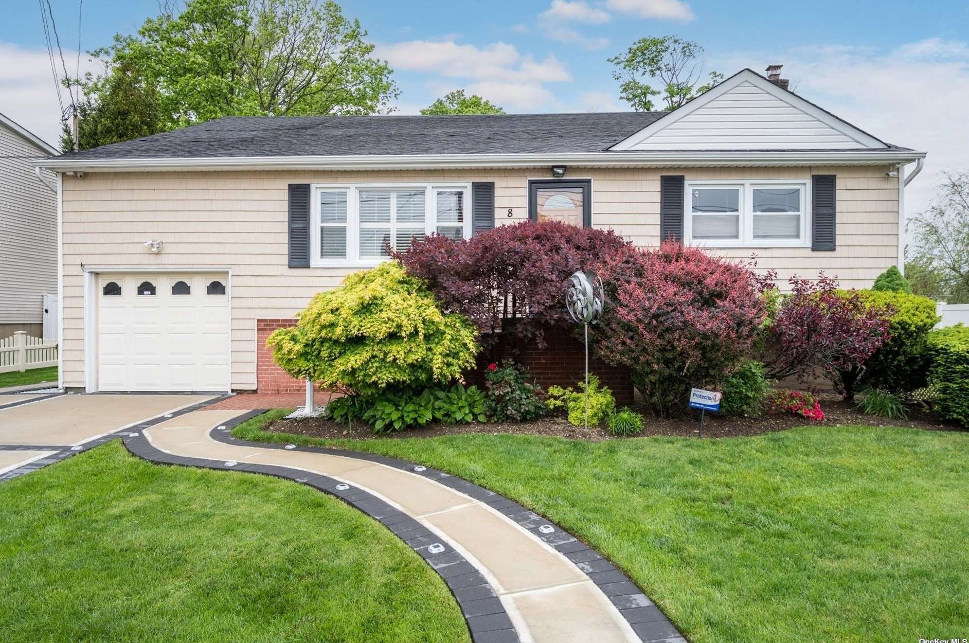 8 Noon Pl, Freeport NY  11520-5347 exterior