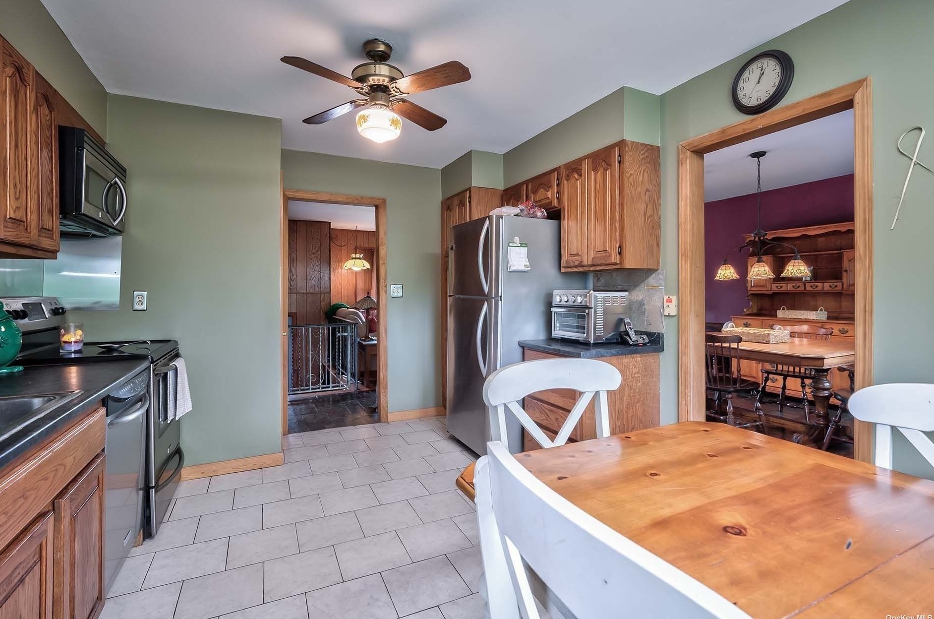 19 Clinton Ln, Hicksville NY  11801-1726 exterior