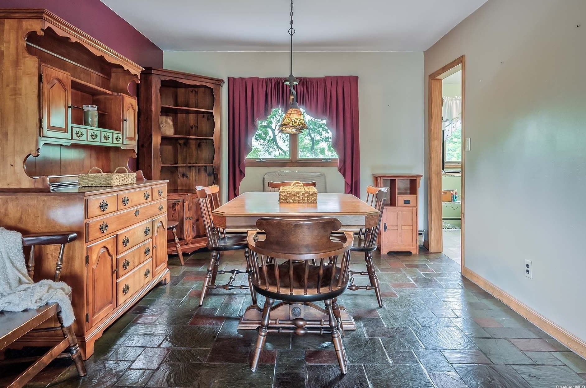 19 Clinton Ln, Hicksville NY  11801-1726 exterior