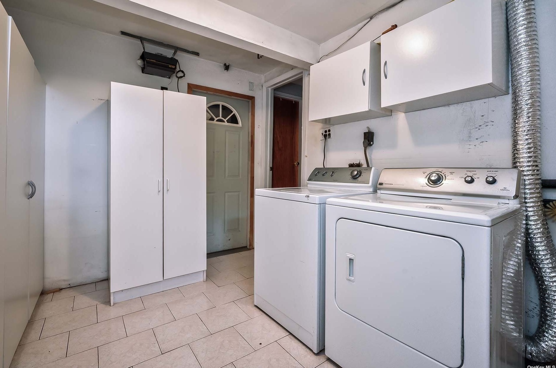 19 Clinton Ln, Hicksville NY  11801-1726 exterior