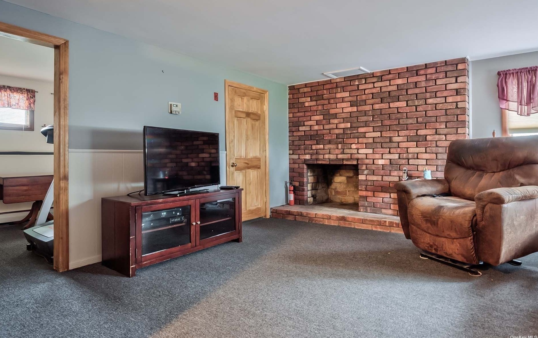 19 Clinton Ln, Hicksville NY  11801-1726 exterior