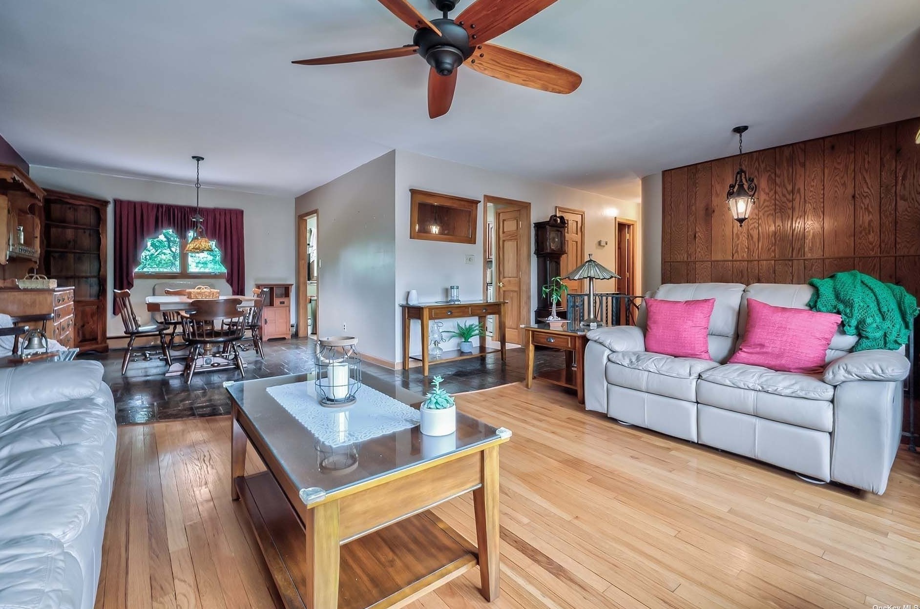 19 Clinton Ln, Hicksville NY  11801-1726 exterior