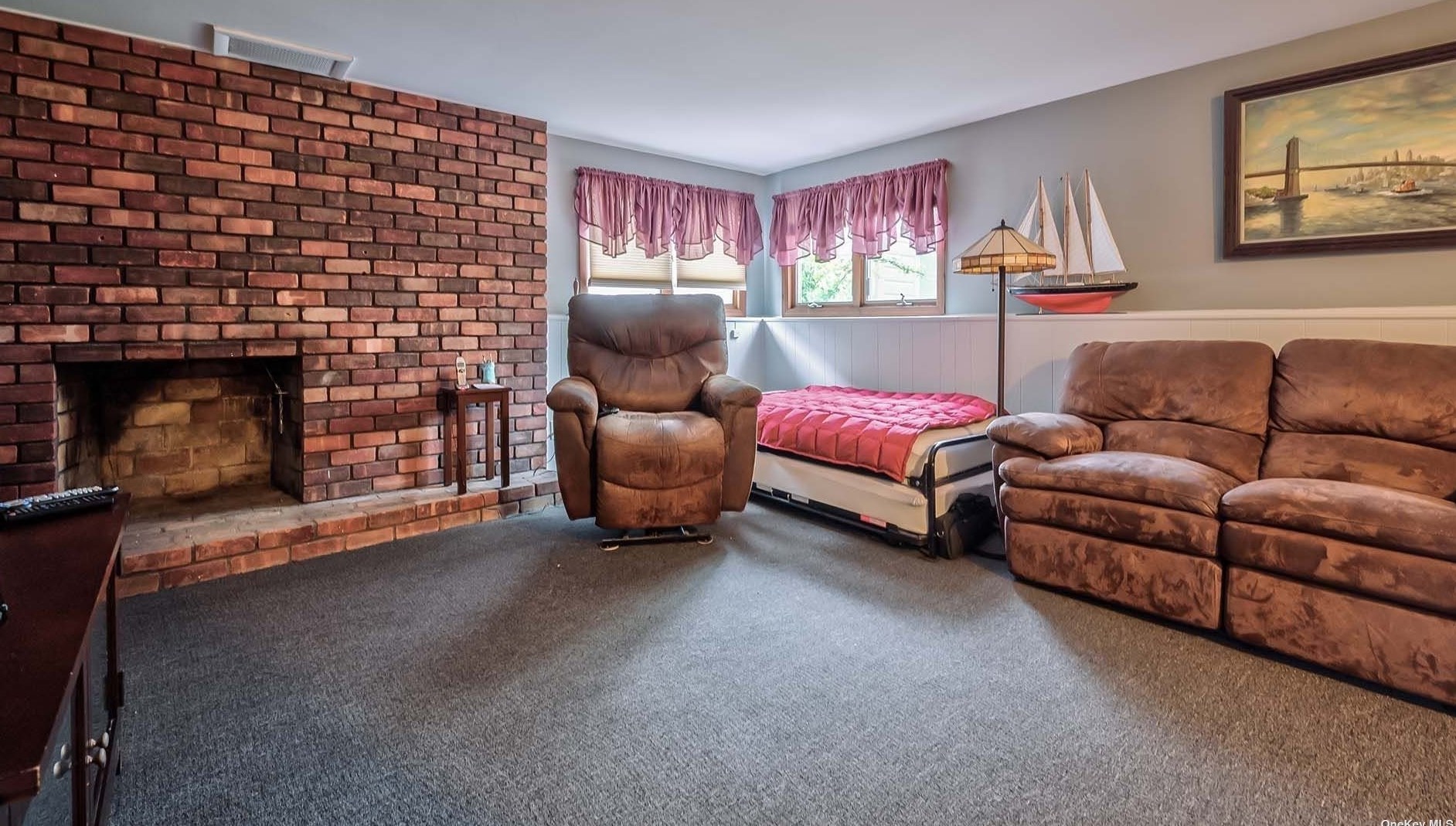 19 Clinton Ln, Hicksville NY  11801-1726 exterior