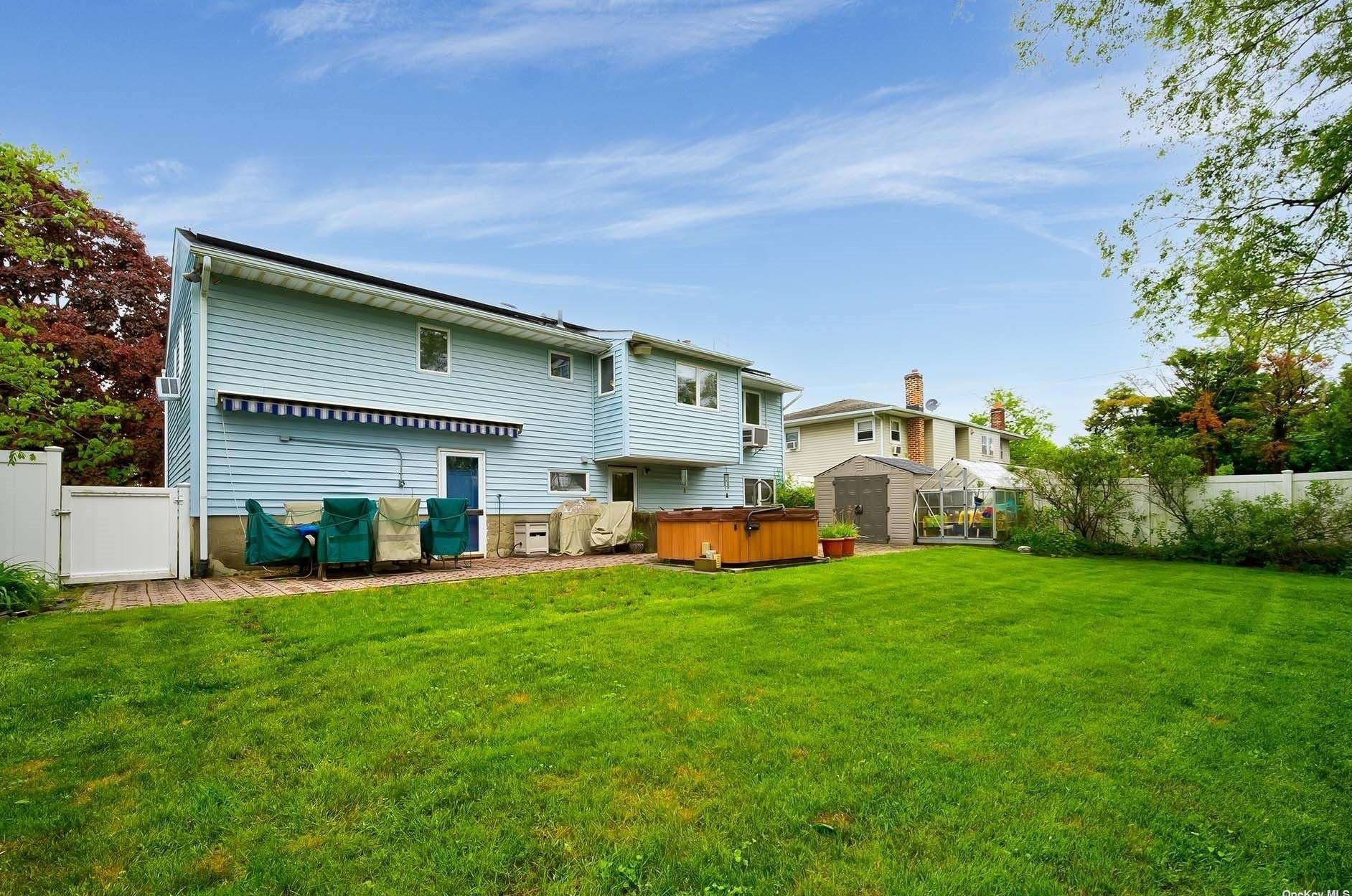 19 Clinton Ln, Hicksville NY  11801-1726 exterior