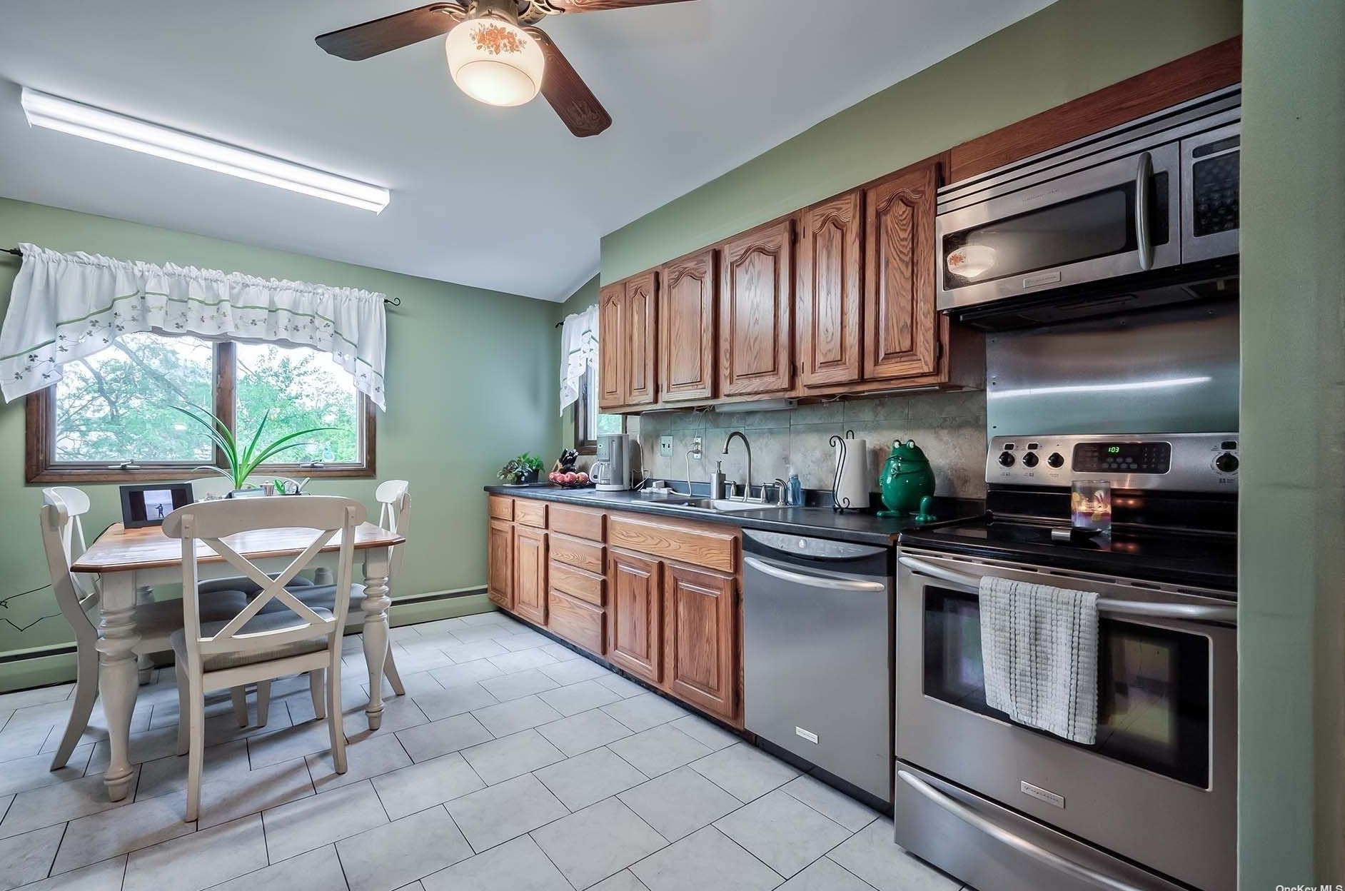 19 Clinton Ln, Hicksville NY  11801-1726 exterior