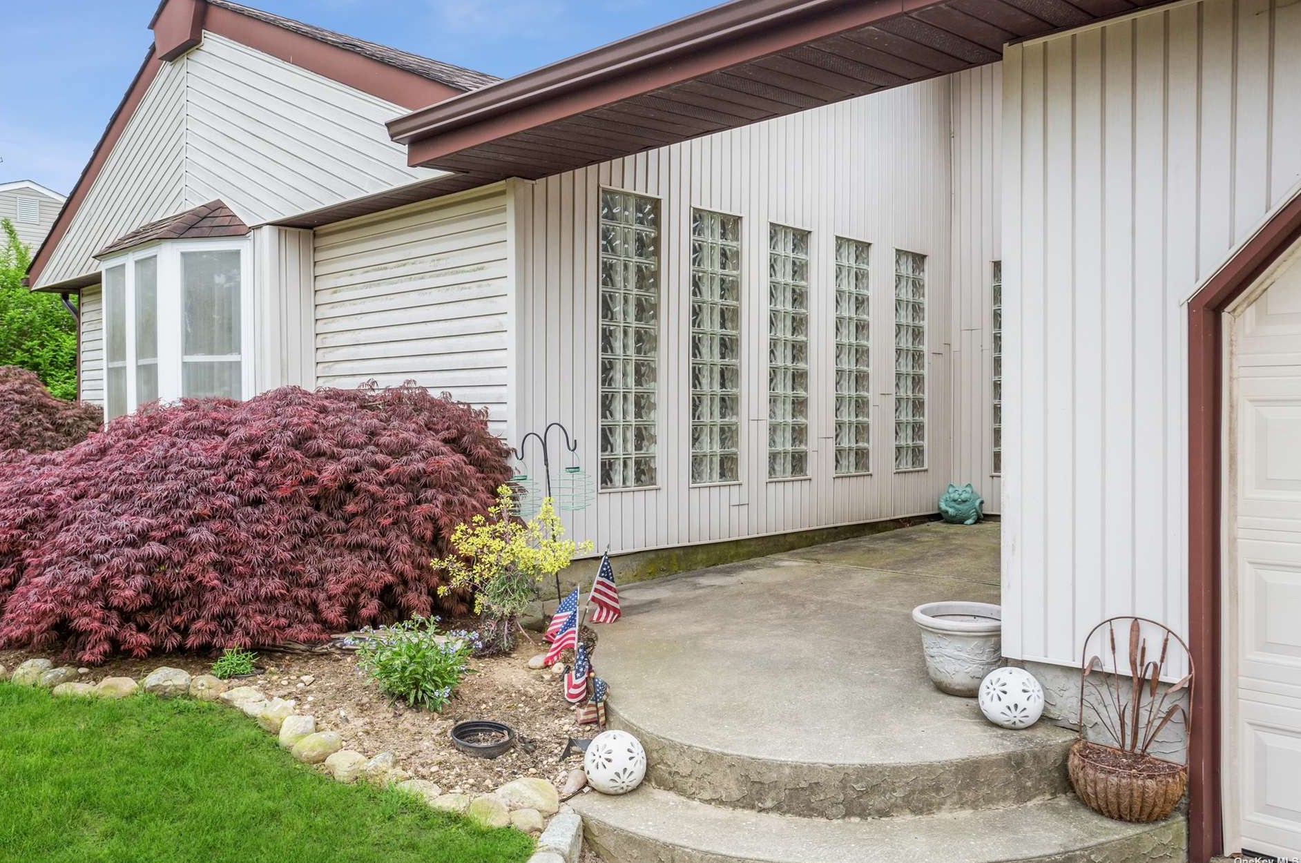 8 Malcolm St, North Bellport NY  11713-1008 exterior