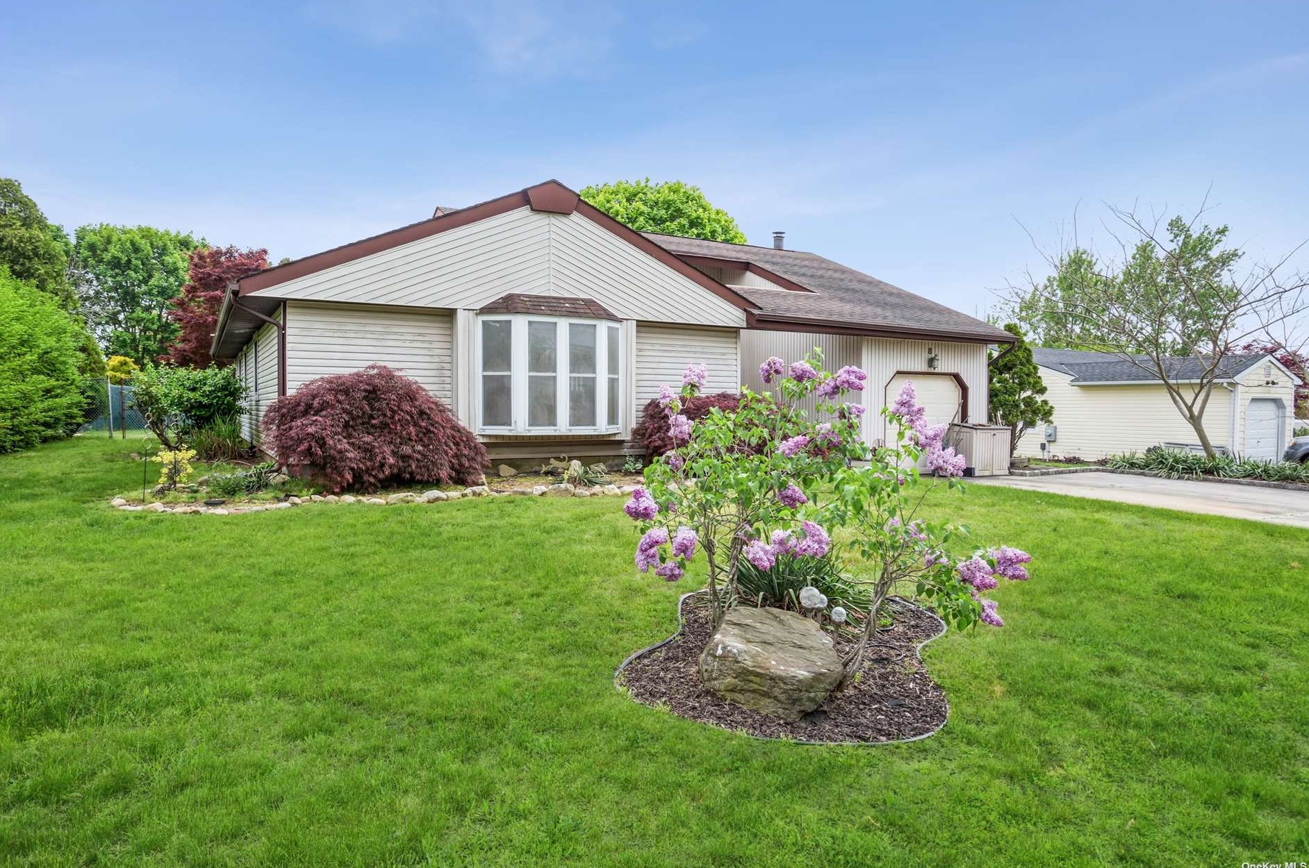 8 Malcolm St, North Bellport NY  11713-1008 exterior