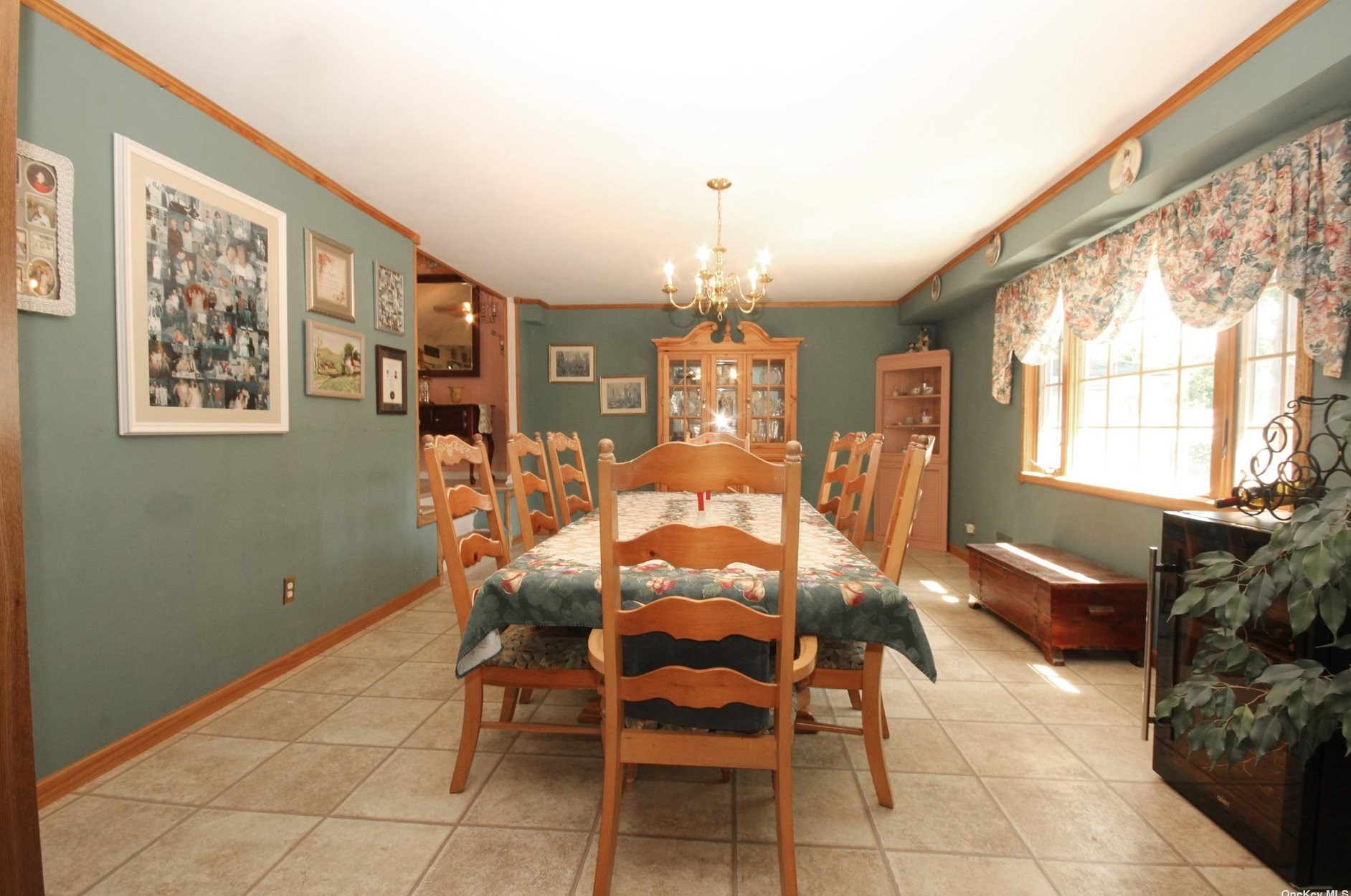 37 Suffolk Ln, East Islip NY  11730-2209 exterior