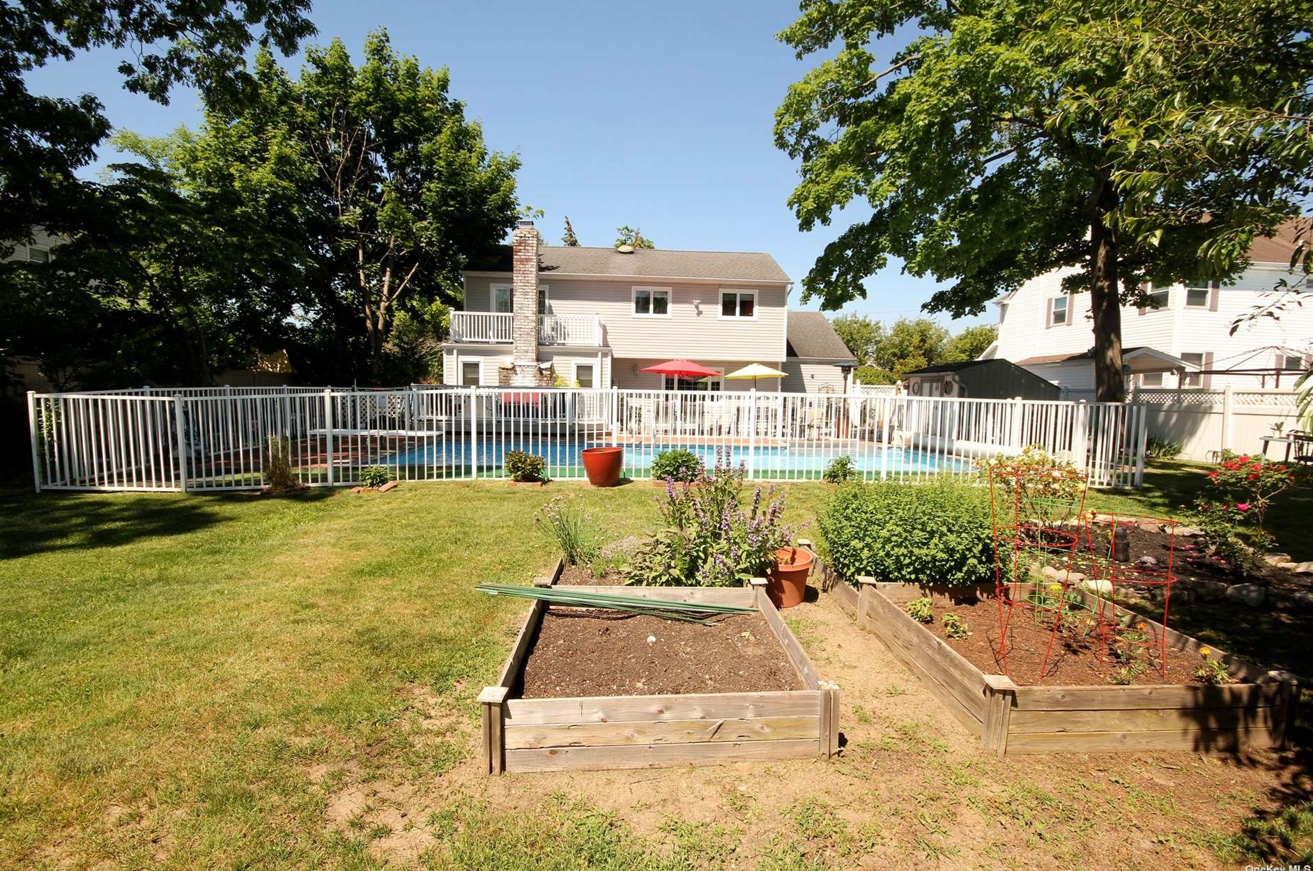 37 Suffolk Ln, East Islip NY  11730-2209 exterior