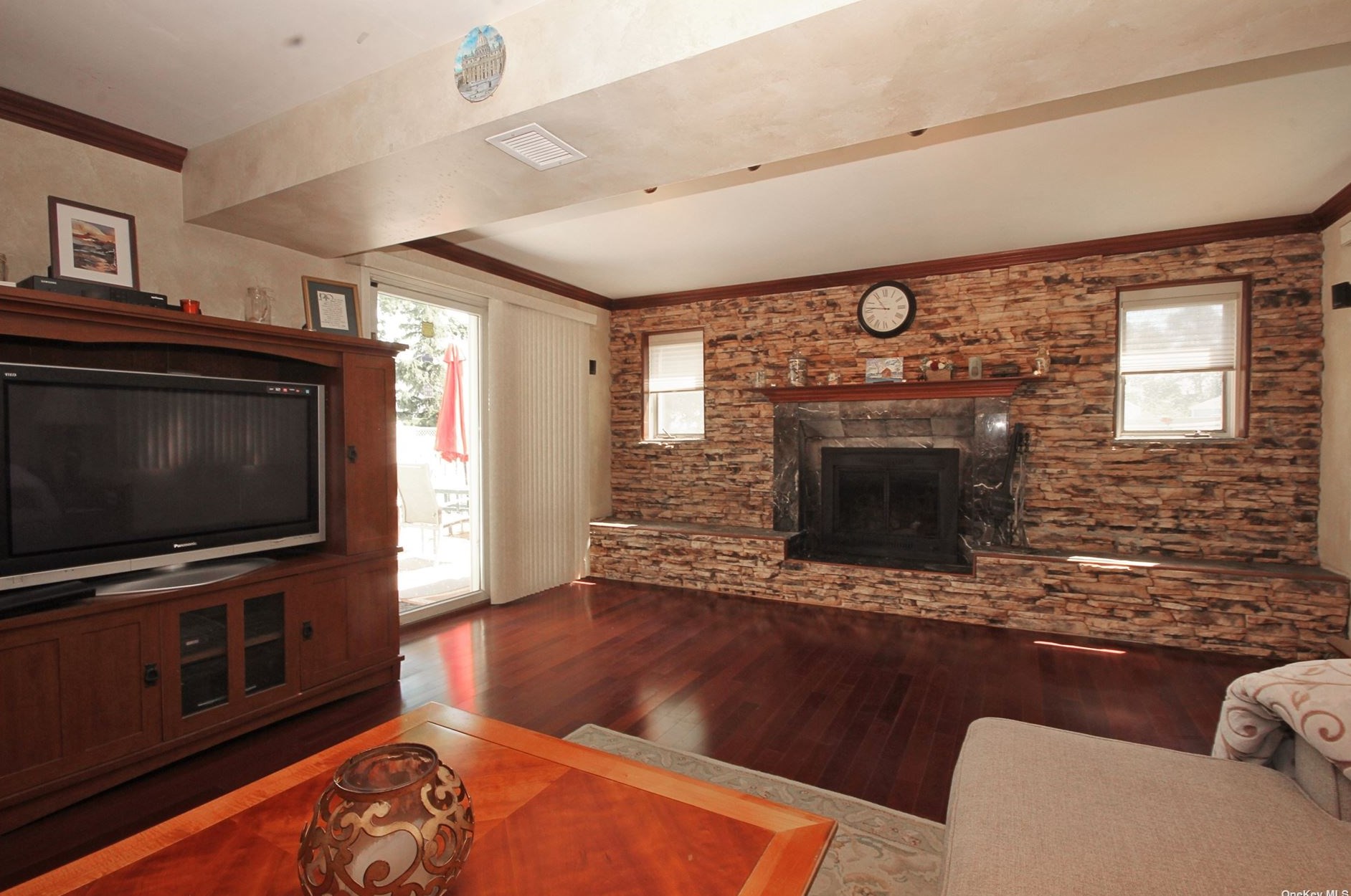 37 Suffolk Ln, East Islip NY  11730-2209 exterior