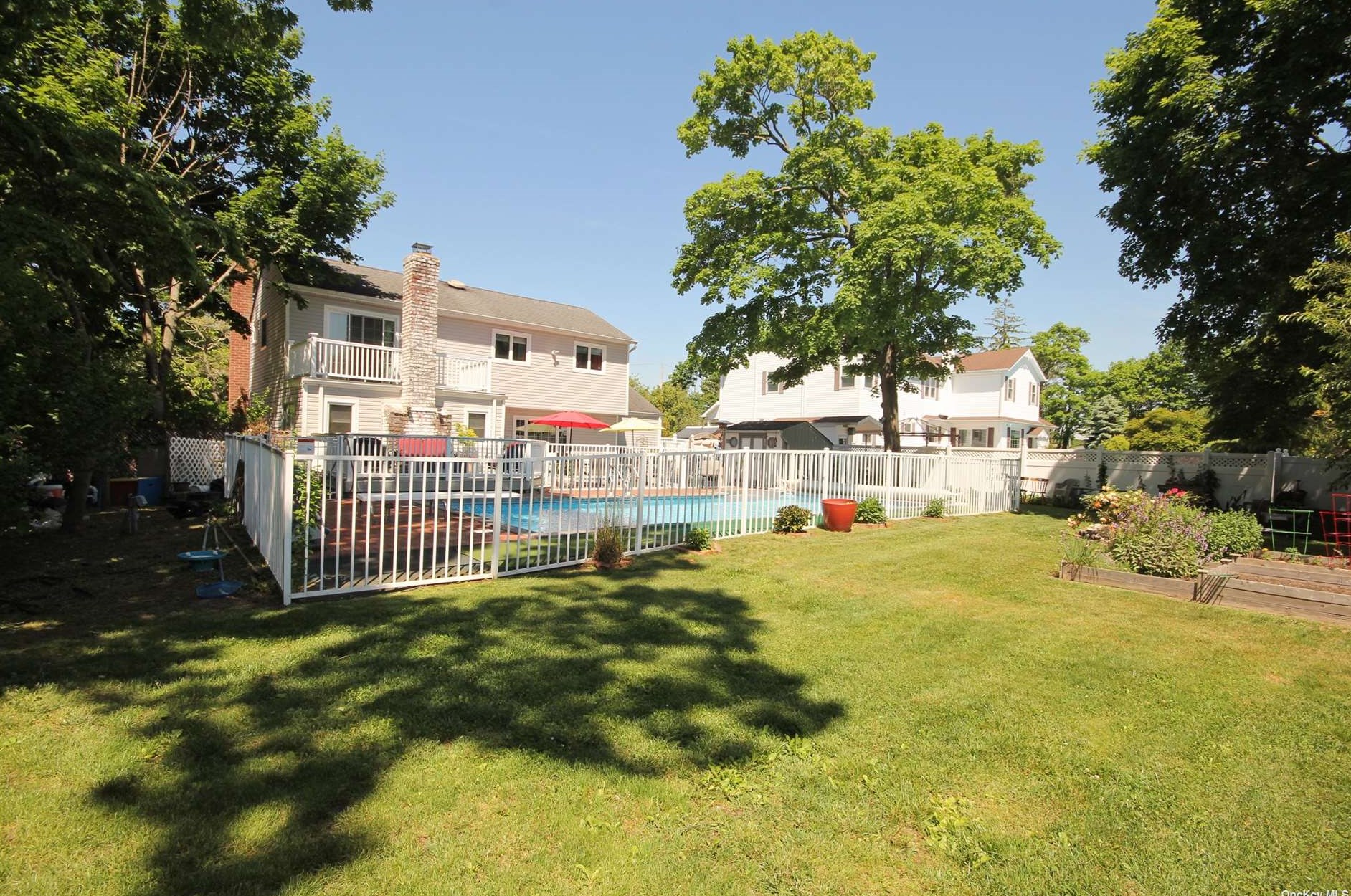 37 Suffolk Ln, East Islip NY  11730-2209 exterior