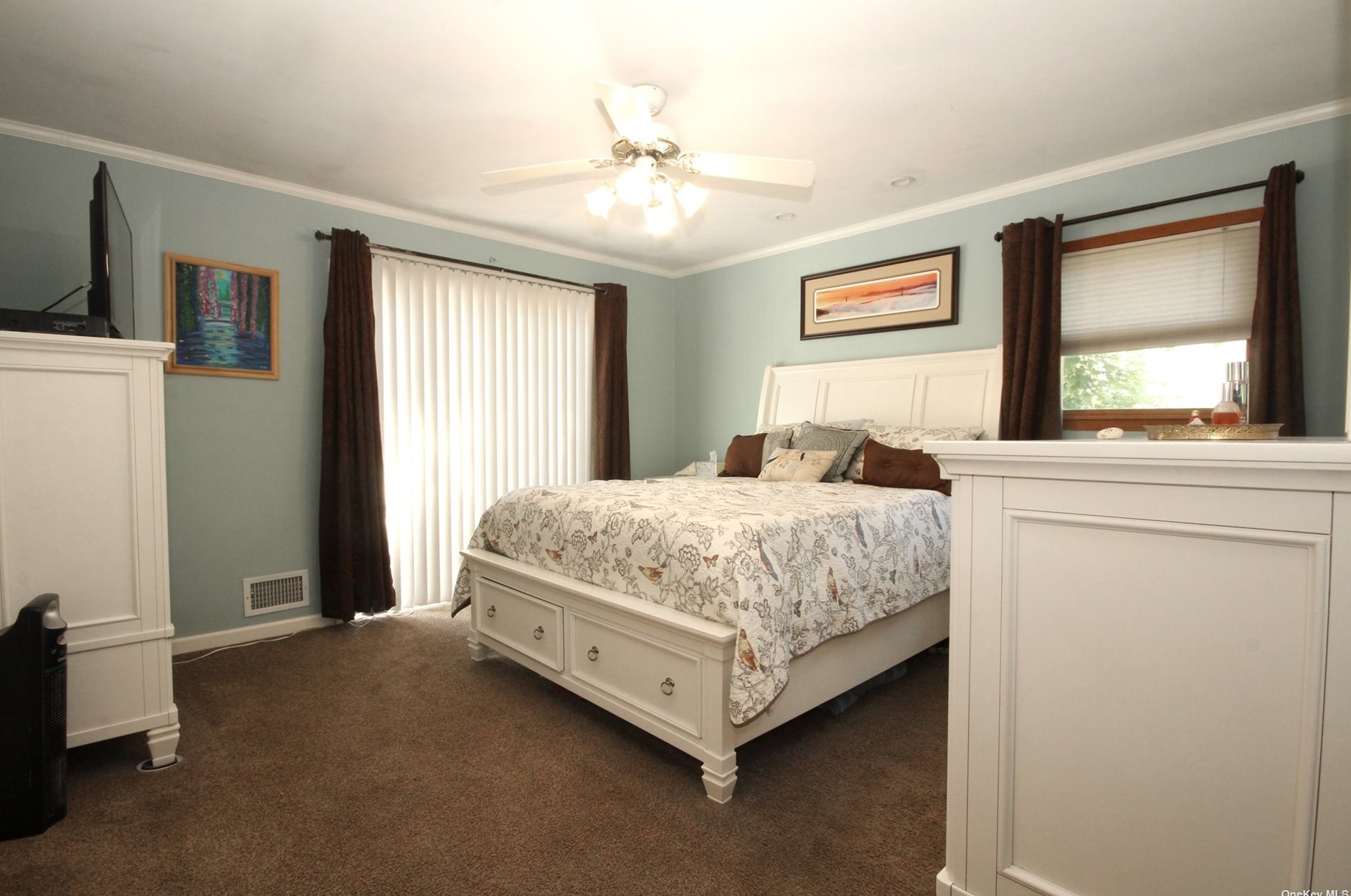 37 Suffolk Ln, East Islip NY  11730-2209 exterior