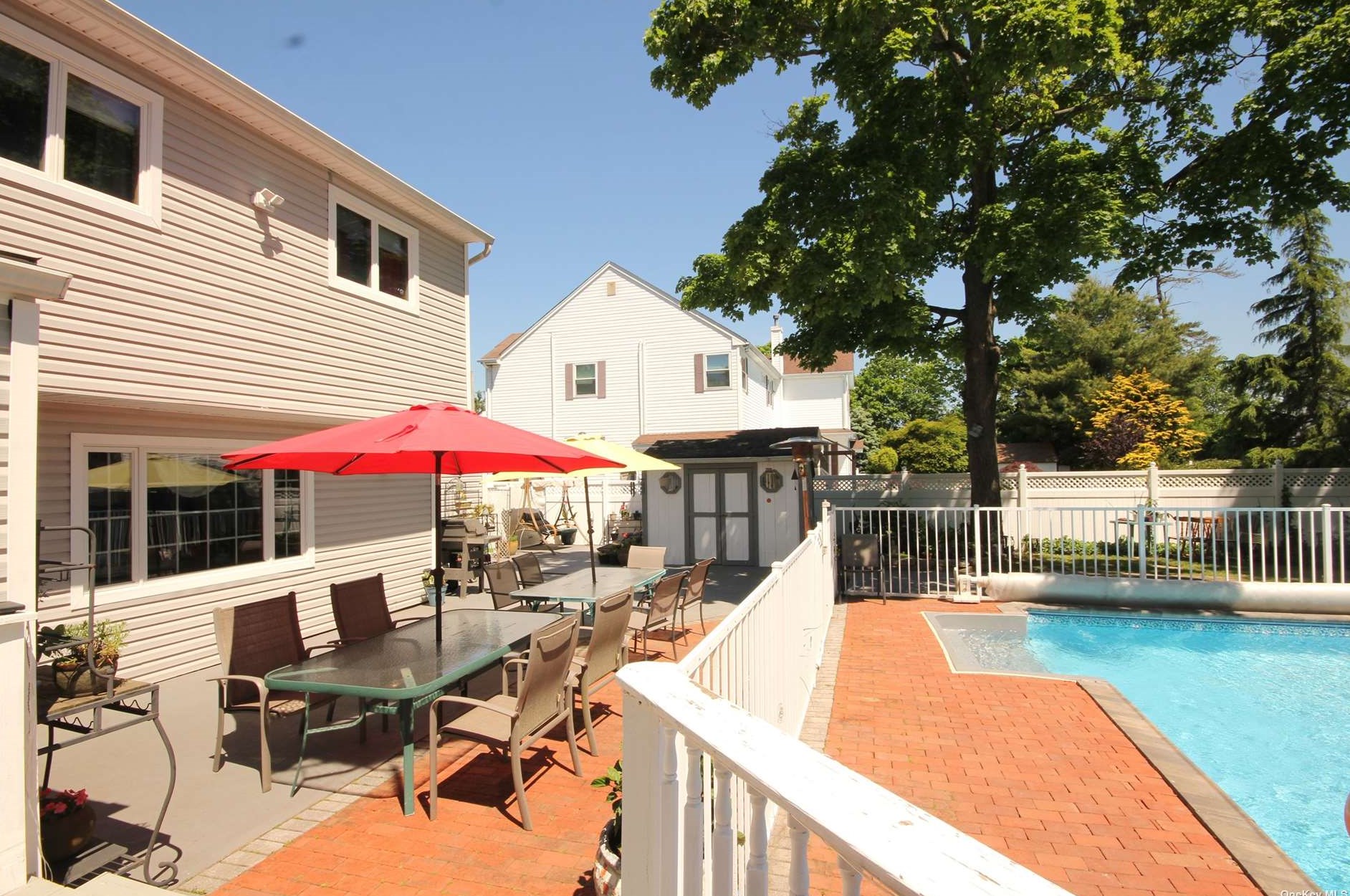 37 Suffolk Ln, East Islip NY  11730-2209 exterior