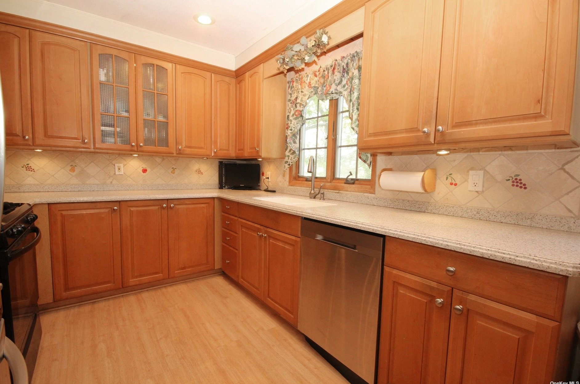 37 Suffolk Ln, East Islip NY  11730-2209 exterior