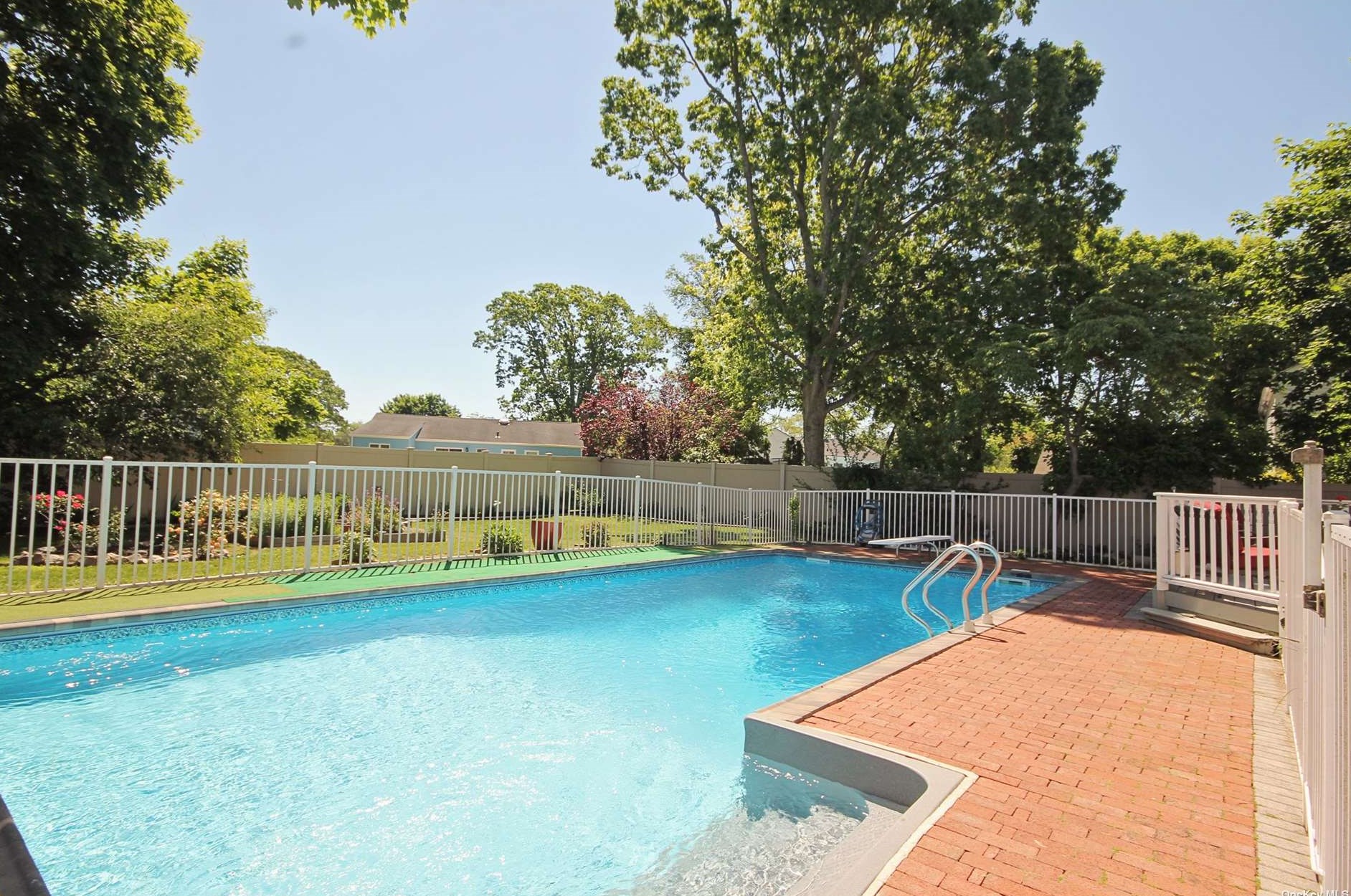 37 Suffolk Ln, East Islip NY  11730-2209 exterior