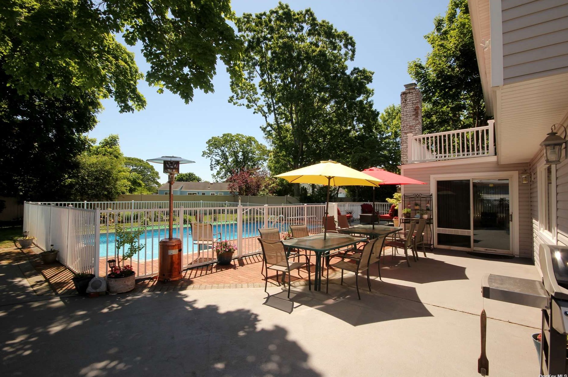37 Suffolk Ln, East Islip NY  11730-2209 exterior