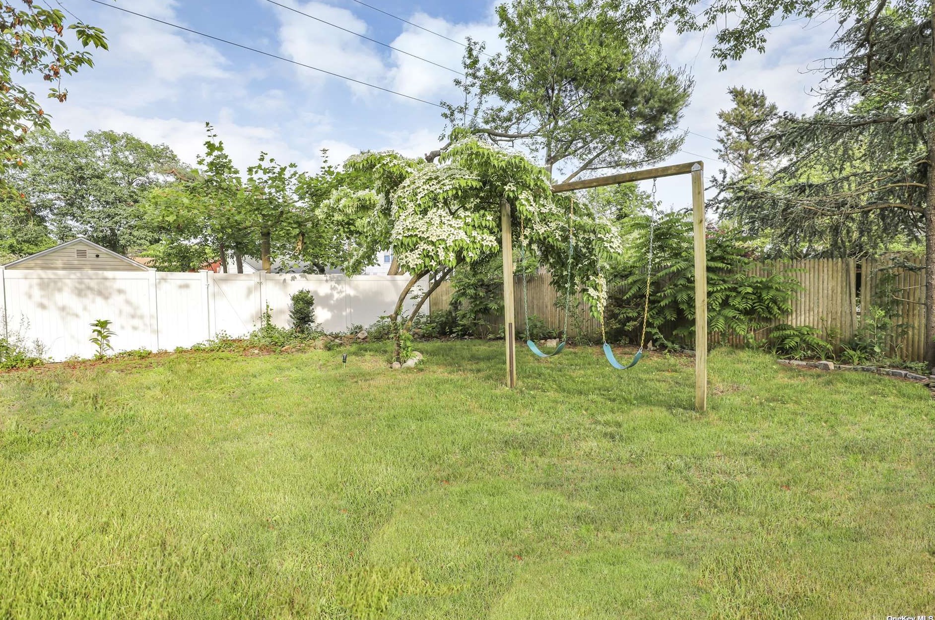 35 Balsam Dr, Gordon Heights NY  11763-4303 exterior